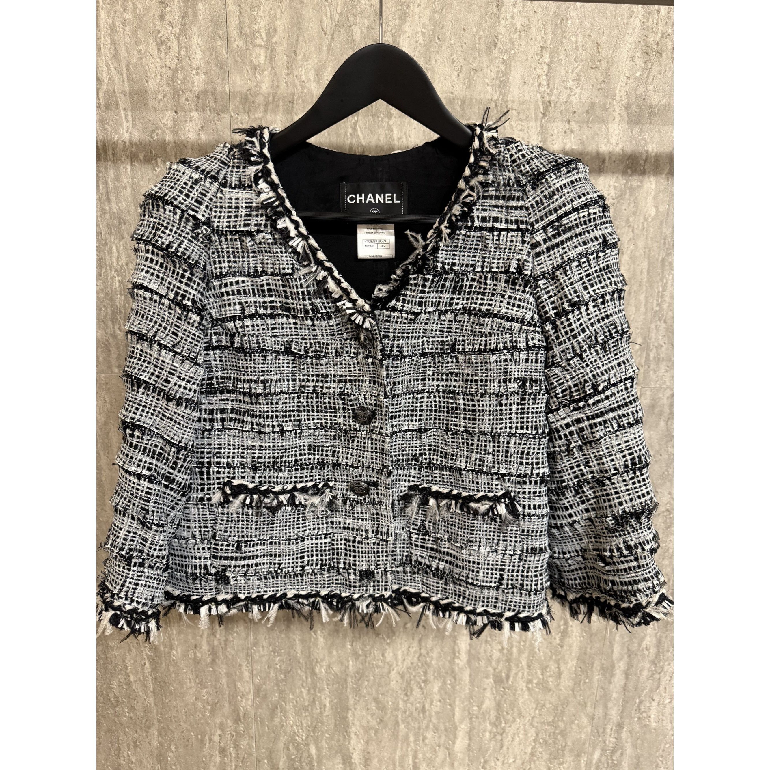 Chanel Chanel Black & White Tweed Jacket Size XS / US 0-2 / IT 36-38 - 1 Thumbnail
