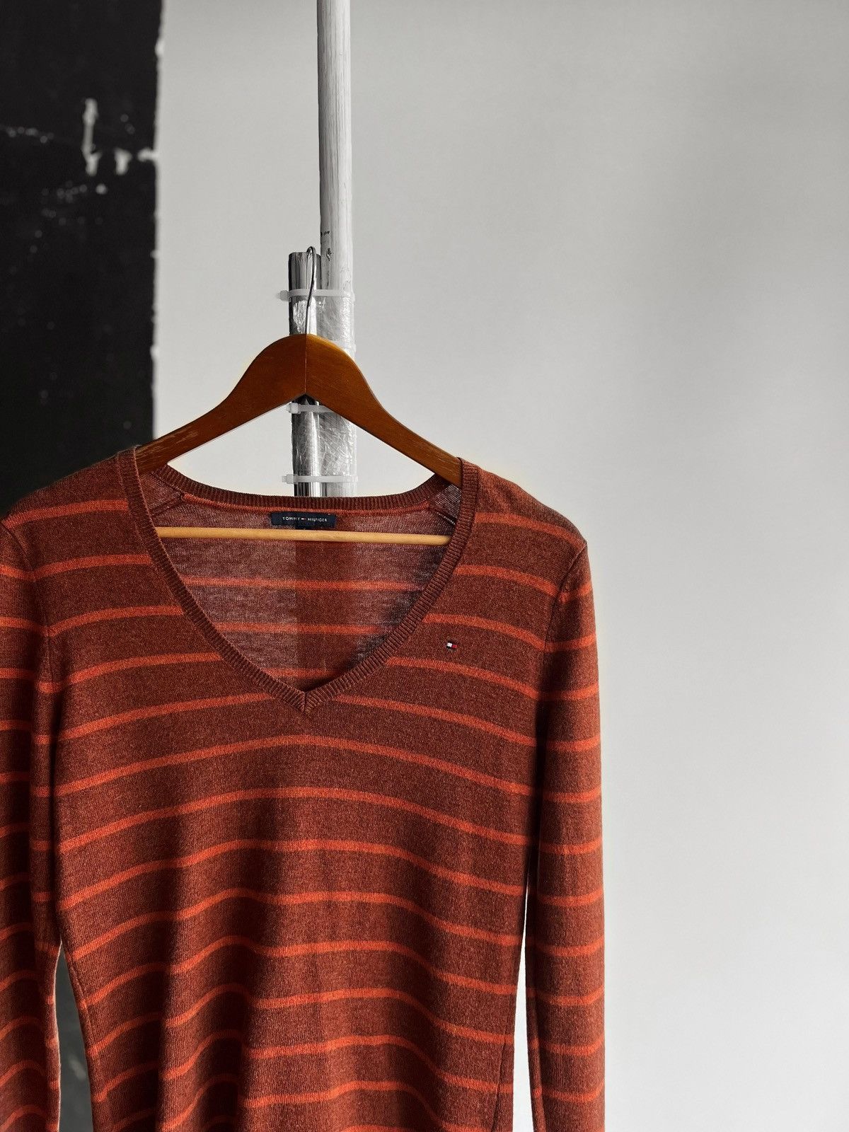 Designer × Tommy Hilfiger Tommy Hilfiger Womens Striped Long Sleeve V-Neck Jumper Size S / US 4 / IT 40 - 2 Thumbnail