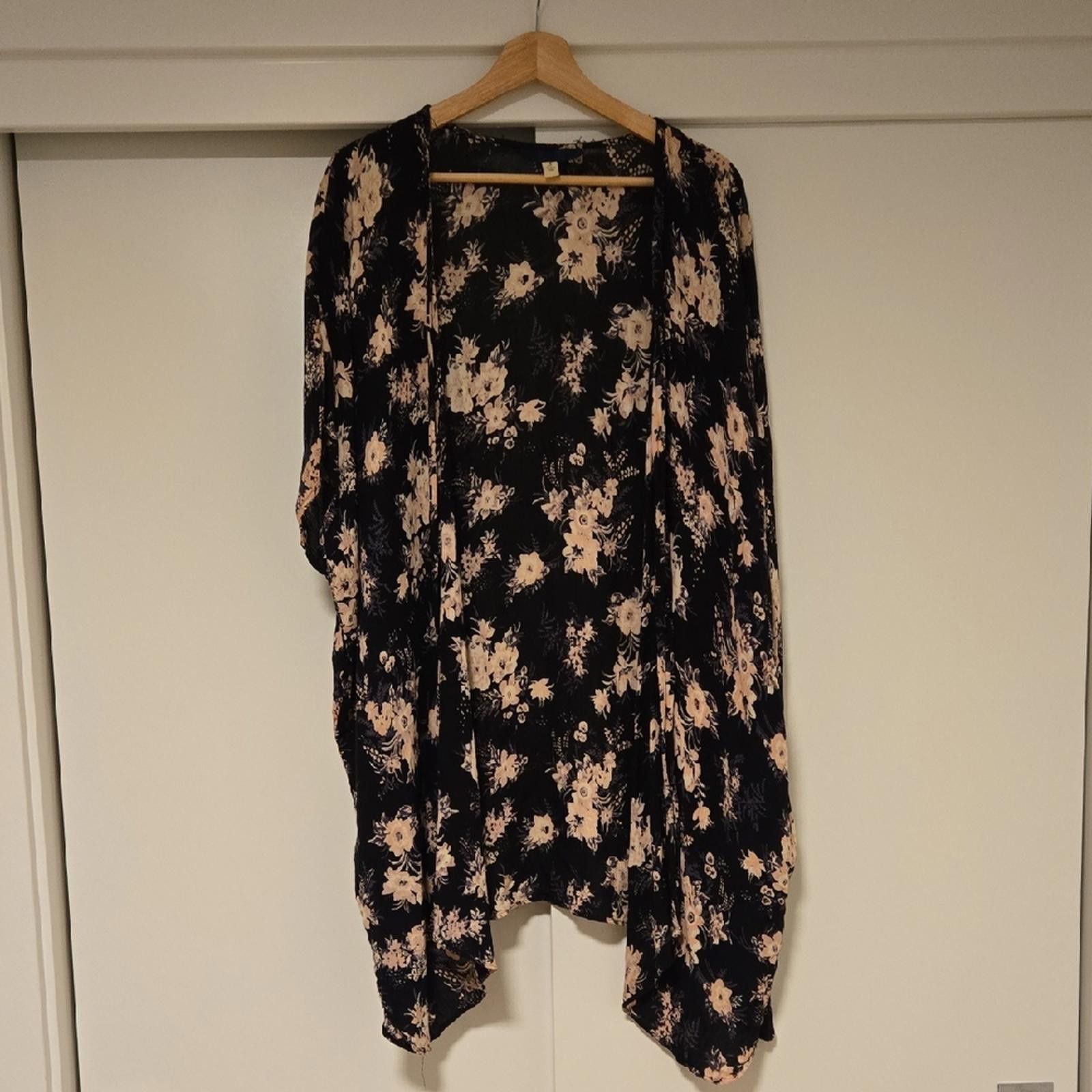 Other Francesca's Collection Floral Kimono Cardigan Size S / US 4 / IT 40 - 1 Thumbnail