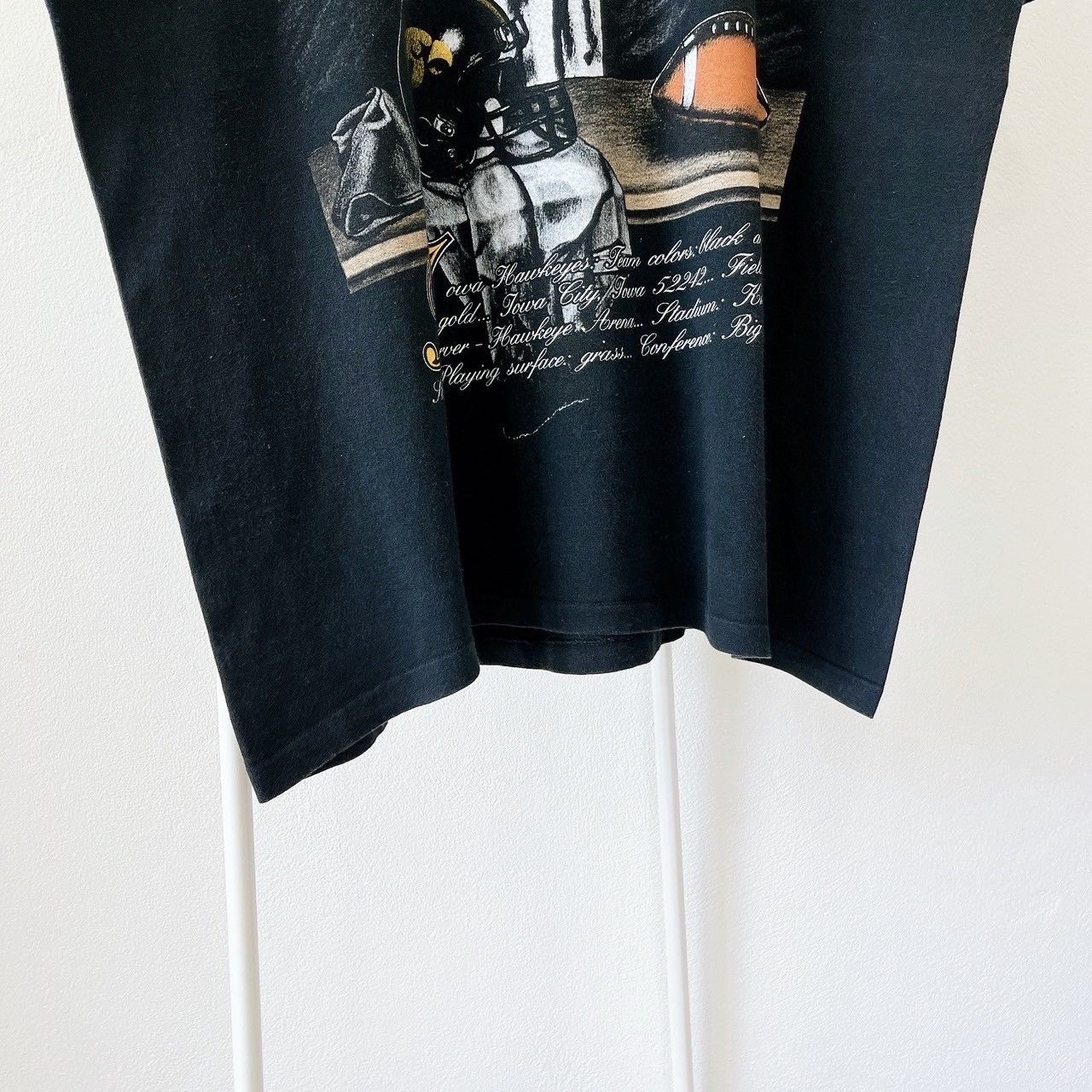 Vintage 1990s Iowa Hawkeyes NCAA T-Shirt/ Size 1XL in Black, Men's — image 6 of 6