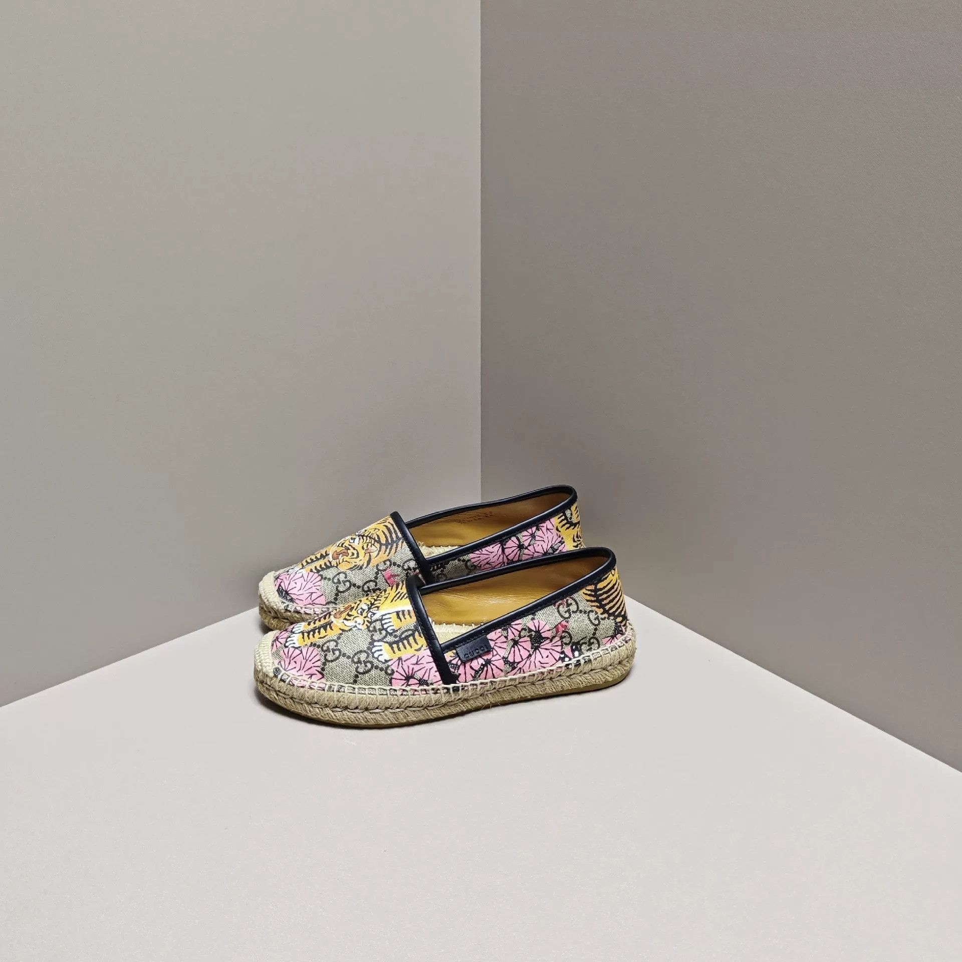 Gucci Gucci Lowtop Sneakers us_6 Women Size US 6 / IT 36 - 1 Thumbnail