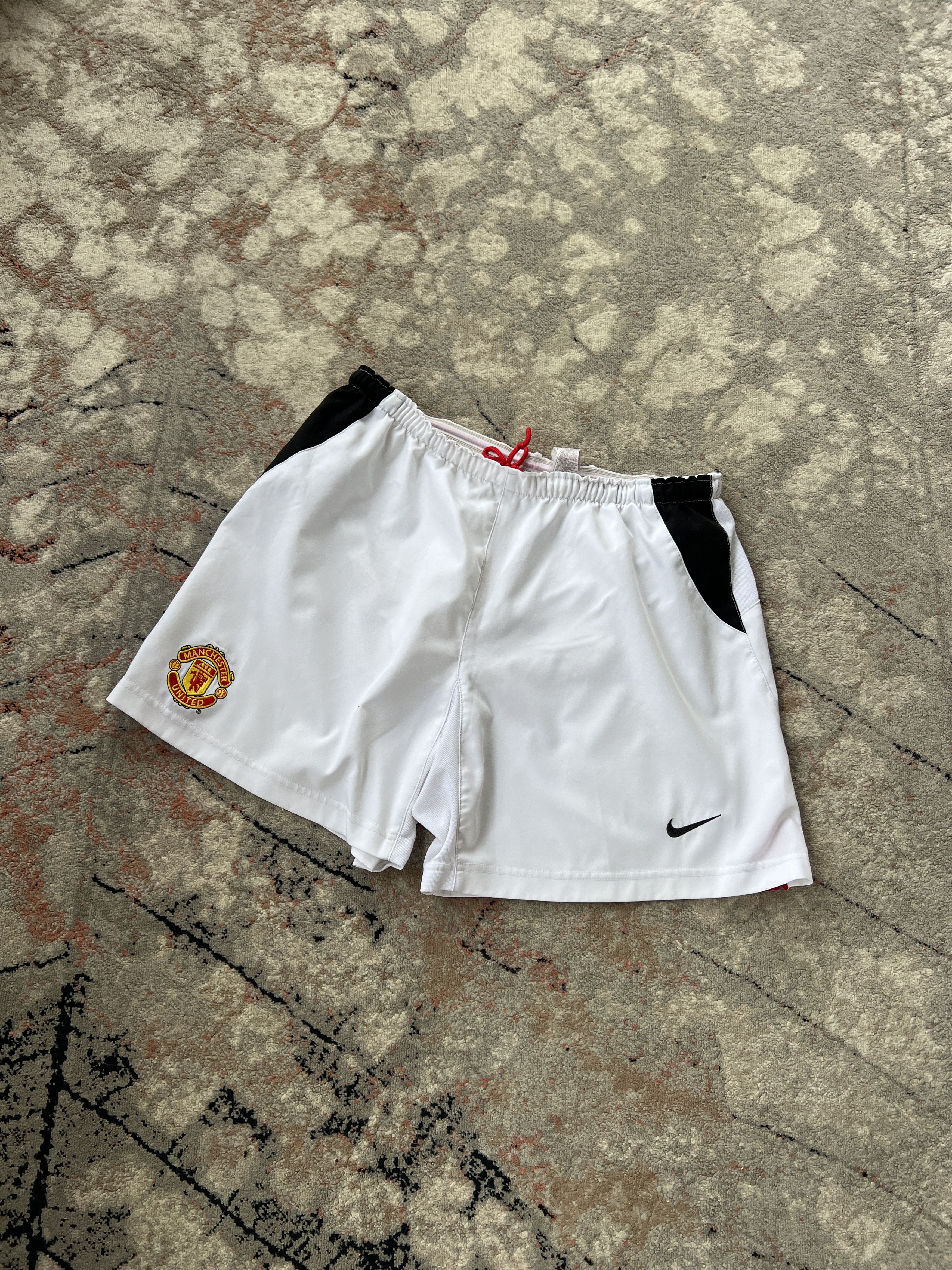Nike Nike Vintage Manchester United Shorts Size US 32 / EU 48 - 1 Thumbnail