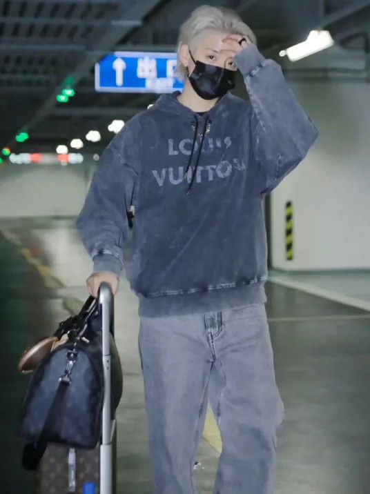 Louis Vuitton Louis Vuitton Washed and used monogrammed hooded sweatshir Size US M / EU 48-50 / 2 - 3 Thumbnail