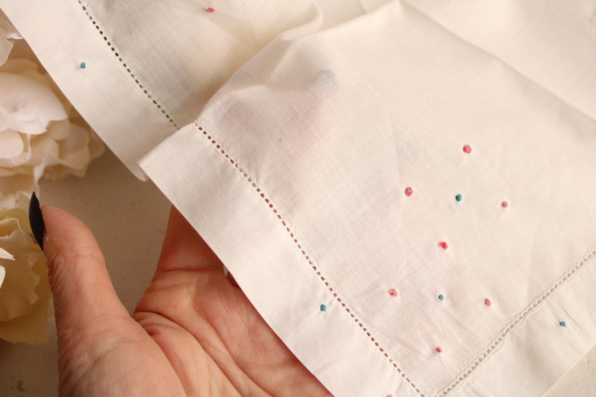 Vintage Vintage Handkerchief, White Linen with Pink and Blue Swiss D Size ONE SIZE - 8 Thumbnail