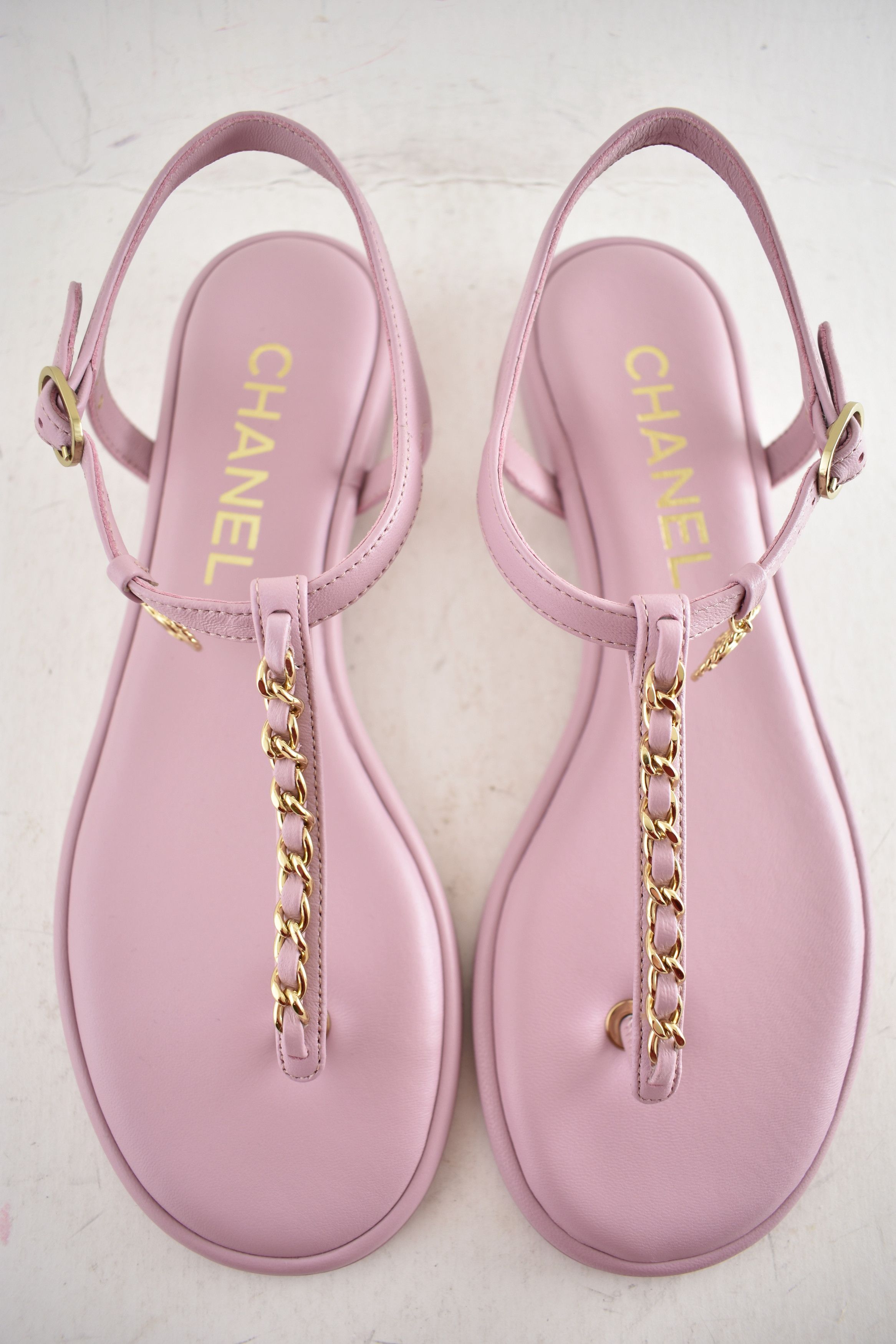 Chanel Chanel 24B Lilac Pink Gold CC Logo Flat Thong Sandal 39.5 Size US 9.5 / IT 39.5 - 11 Thumbnail