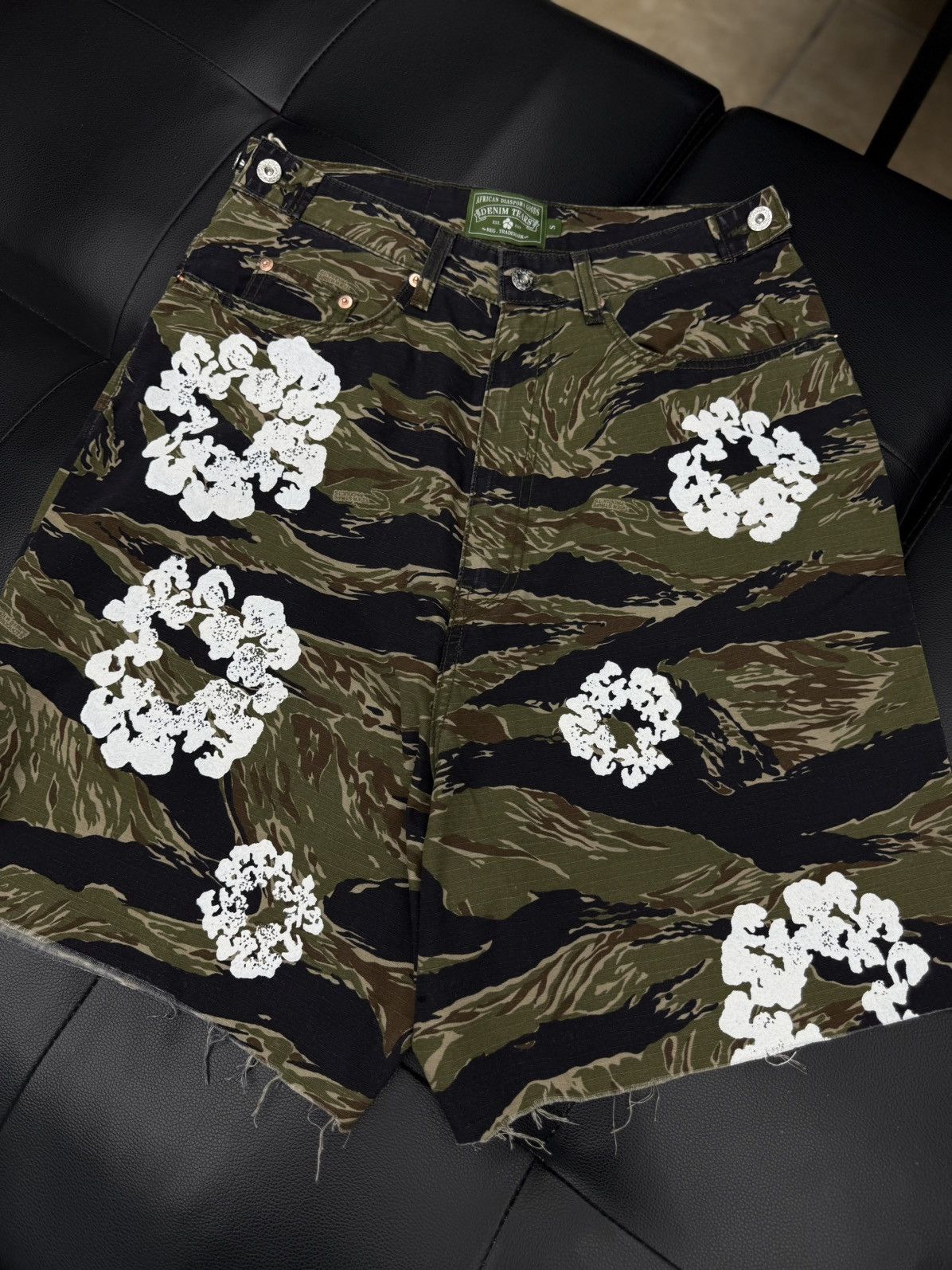 DENIM TEARS Denim Tears Cotton Wreath 2025 Shorts Size S Camo (NEW) Size US 29 - 4 Thumbnail