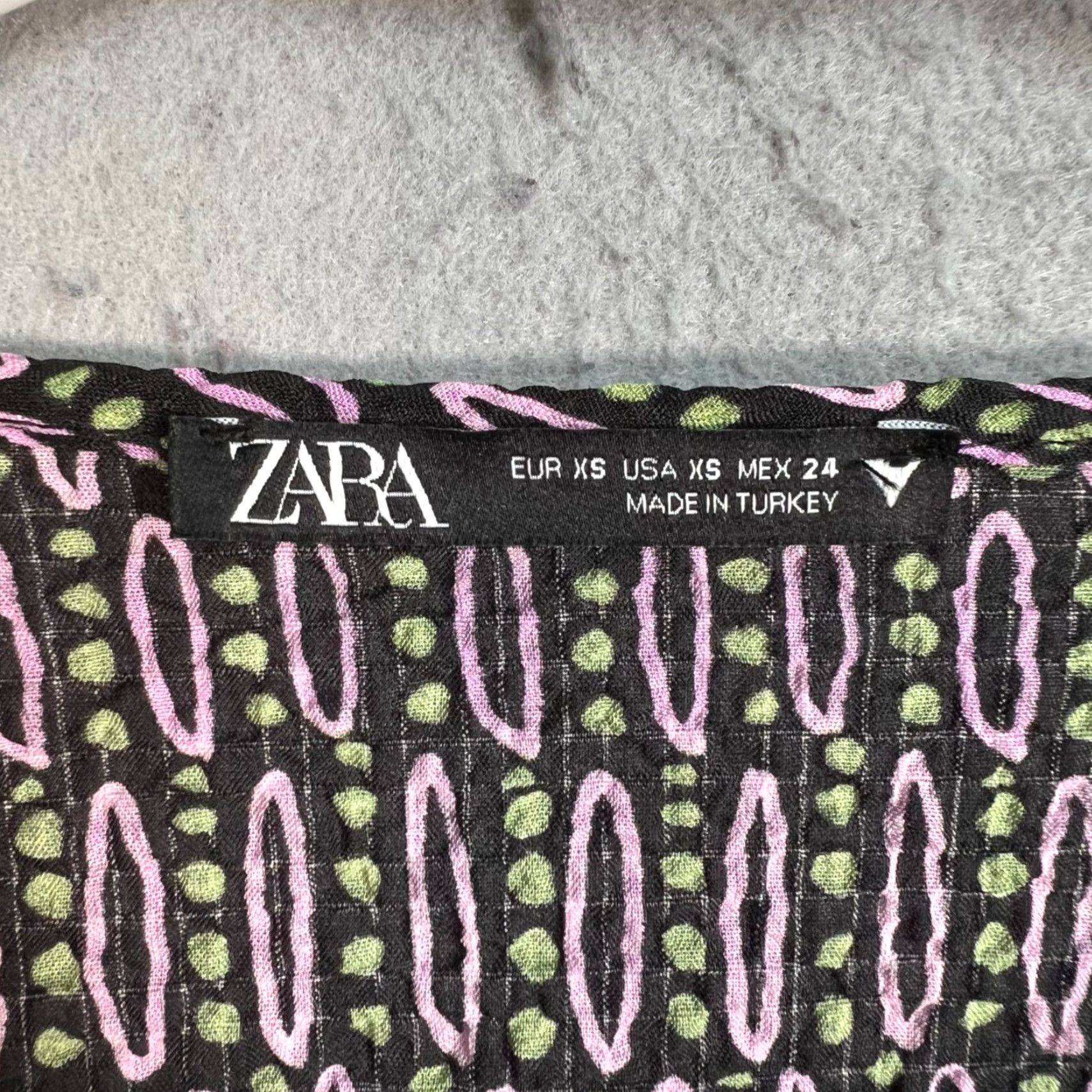 Zara Zara Womens Blouse XS Black Ruffled V-Neck Long Sleeve Pattern Size XS / US 0-2 / IT 36-38 - 3 Thumbnail
