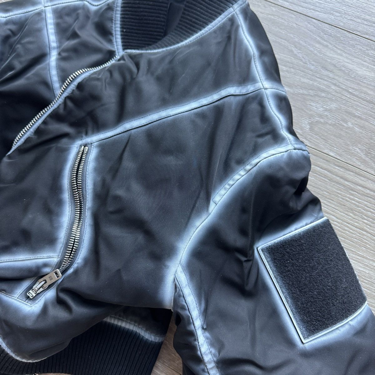 Chito × Givenchy Givenchy x Chito Spray Paint Cropped Bomber Jacket Size XXS / US 00 / IT 34 - 6 Thumbnail