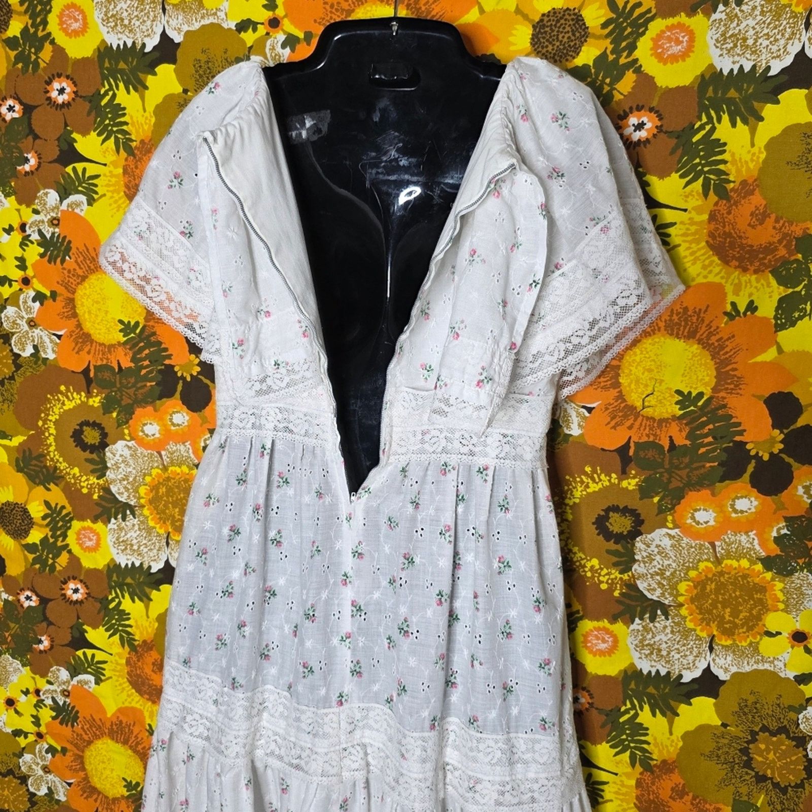 Vintage VTG 70s Handmade Gunne Off Shoulder White/Floral Maxi Dress Size XS / US 0-2 / IT 36-38 - 6 Thumbnail