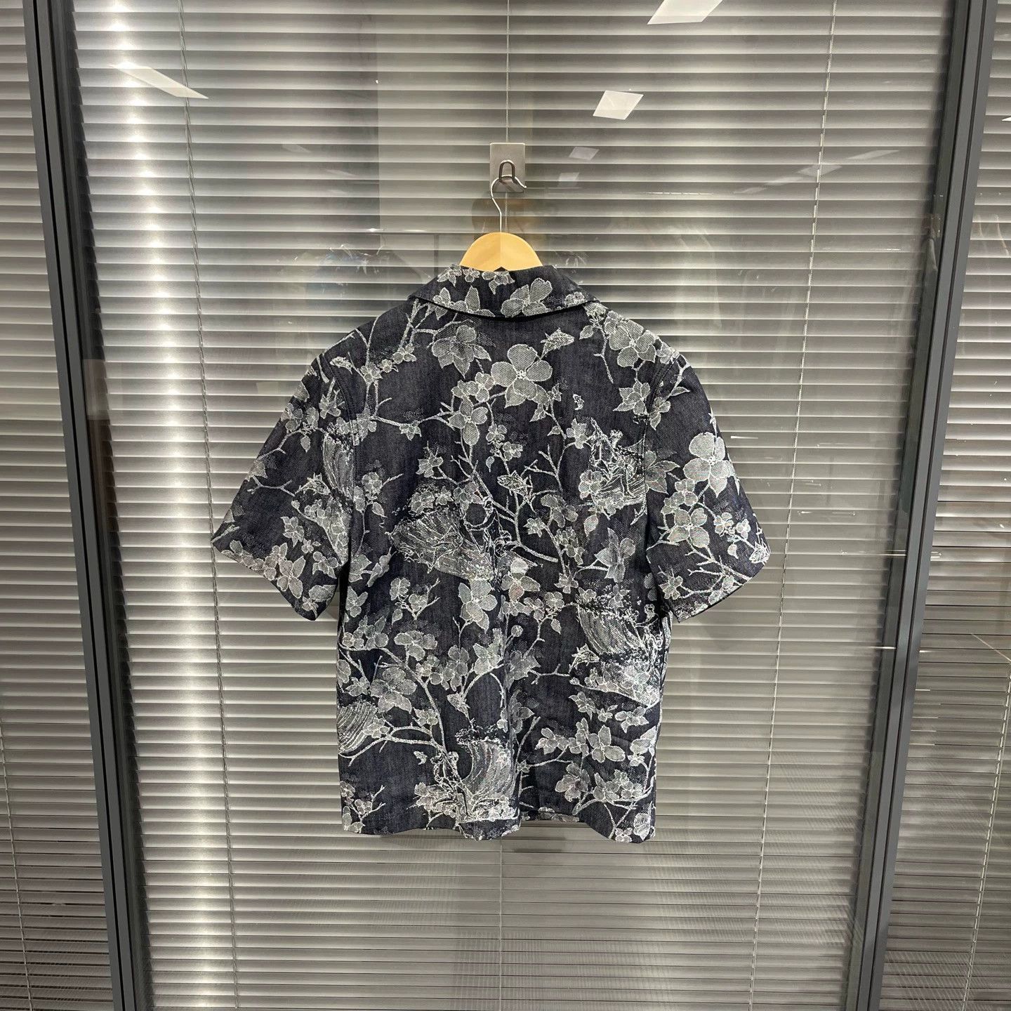 Louis Vuitton LV Floral Embroidered Denim Short-Sleeve Shirt XS Near-New Size US XS / EU 42 / 0 - 2 Thumbnail