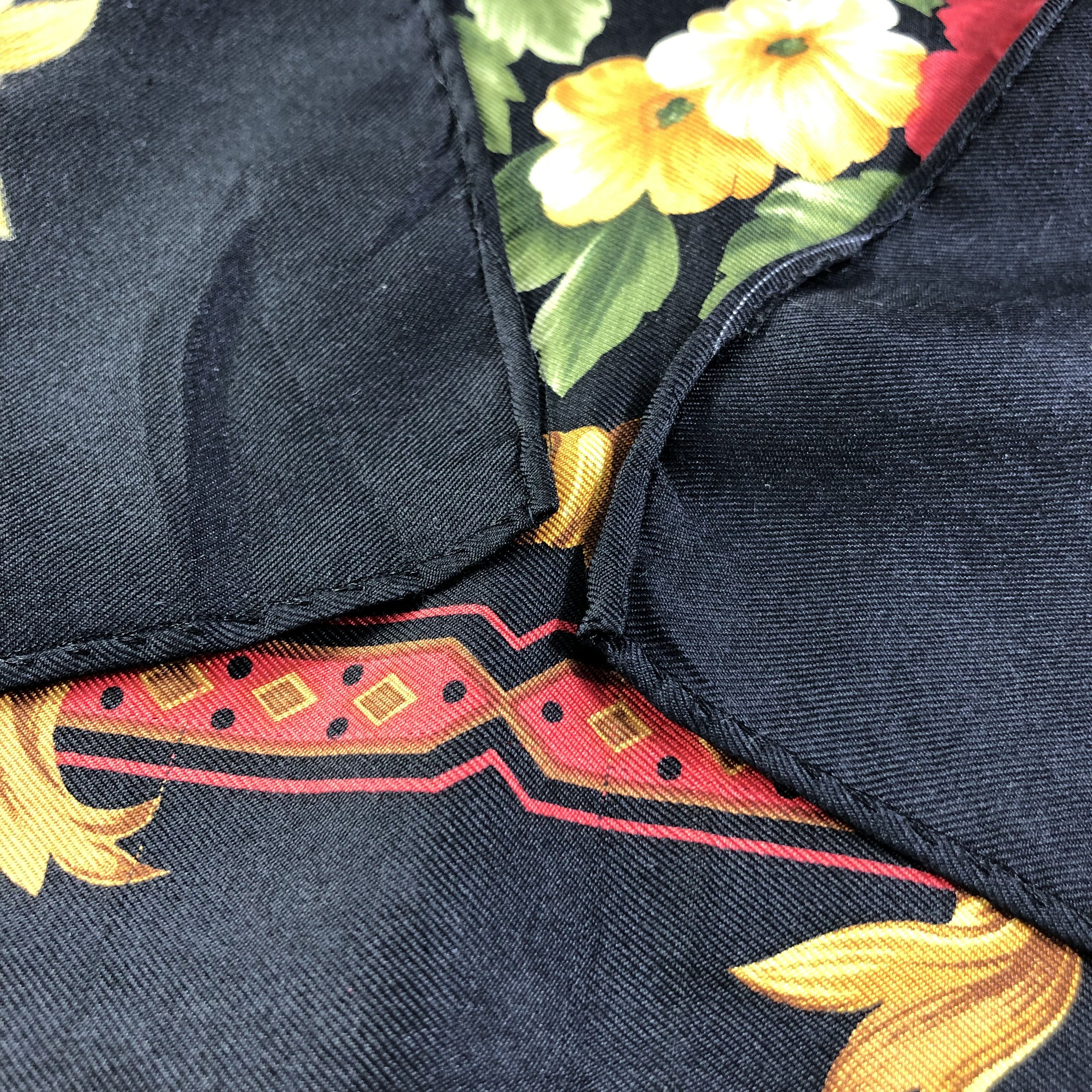 Japanese Brand Luxury Valentino Garavani Baroque Floral Silk Scarf M643 Size ONE SIZE - 4 Thumbnail