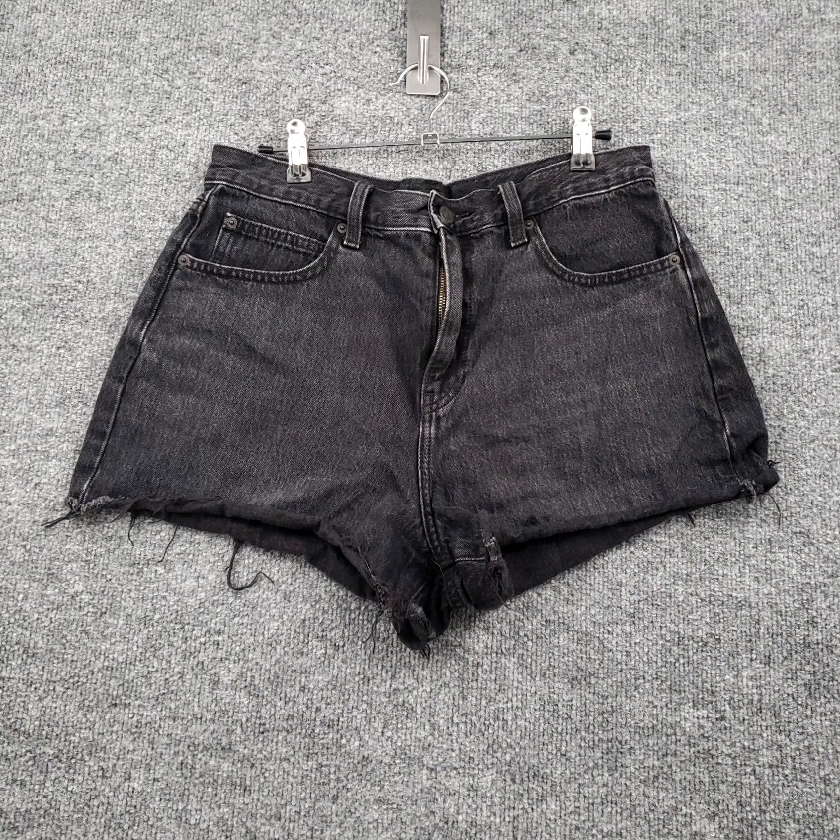 Uniqlo Uniqlo Shorts Women Black High Rise Cut Off Denim Hot Pants 28 Size 28" / US 6 / IT 42 - 2 Thumbnail