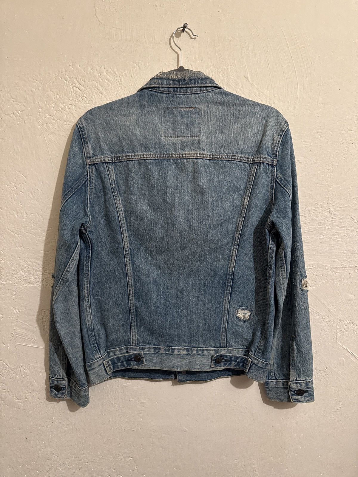 Levi's Levi’s Distressed Denim Trucker Jacket – Vintage Fade Size US S / EU 44-46 / 1 - 2 Thumbnail