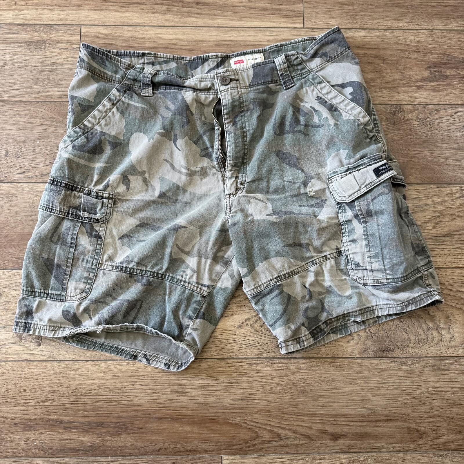 Wrangler Vintage Y2K Wrangler Relaxed Fit Camo Cargo Shorts Grunge 38 Size US 38 / EU 54 - 1 Thumbnail