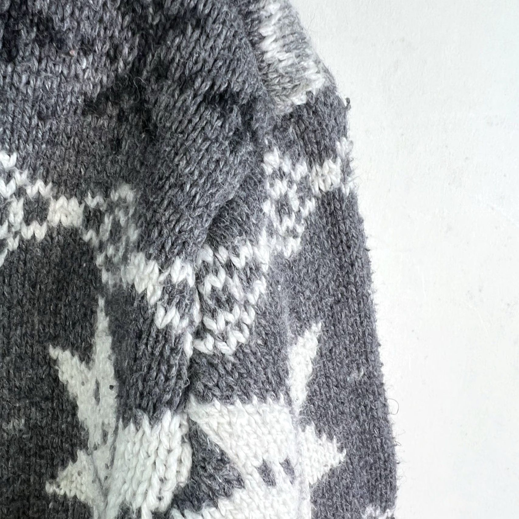 American Eagle Outfitters VINTAGE American Eagle Outfitters Winter Wonderland Knit Pullover Hooded Sweater Womens Size S Gray Size S / US 4 / IT 40 - 2 Thumbnail