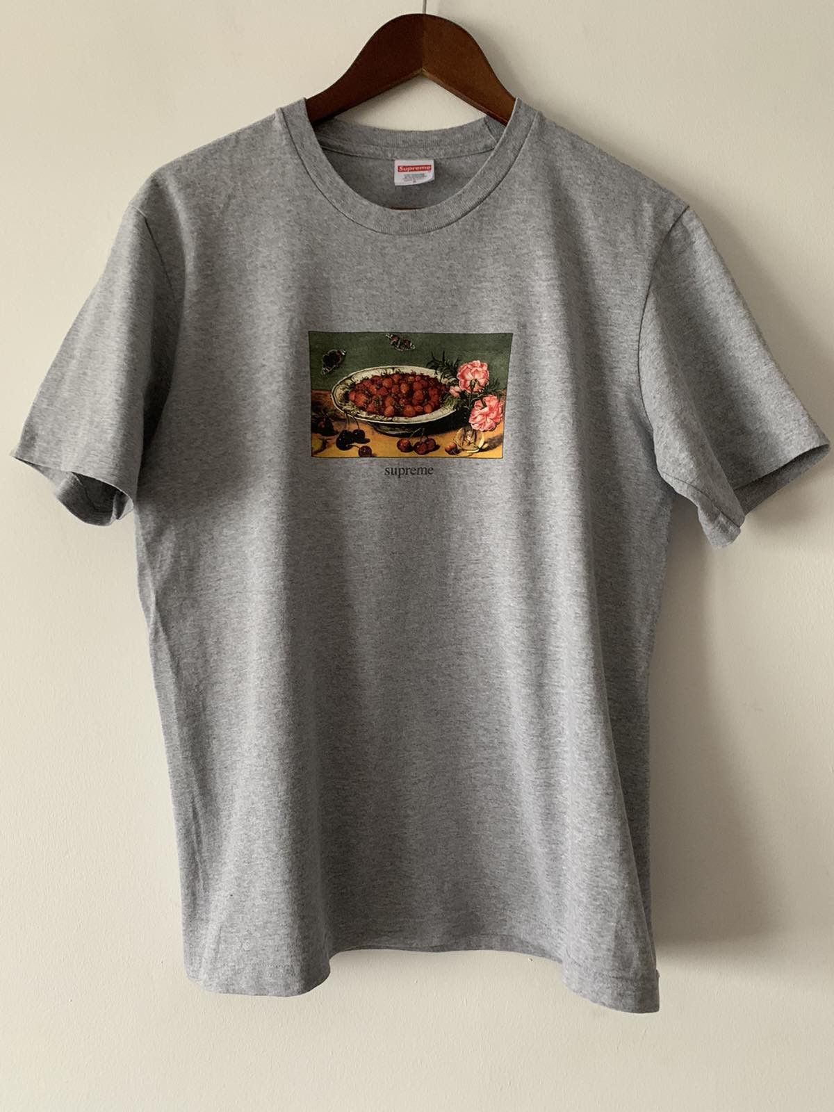 Supreme 🔥 Supreme Strawberries Logo T-Shirt Size US S / EU 44-46 / 1 - 1 Thumbnail