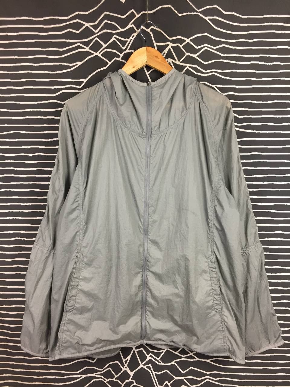 Uniqlo Uniqlo Nylon Lightweight Hooded Windbreaker Jacket Size US XL / EU 56 / 4 - 1 Thumbnail