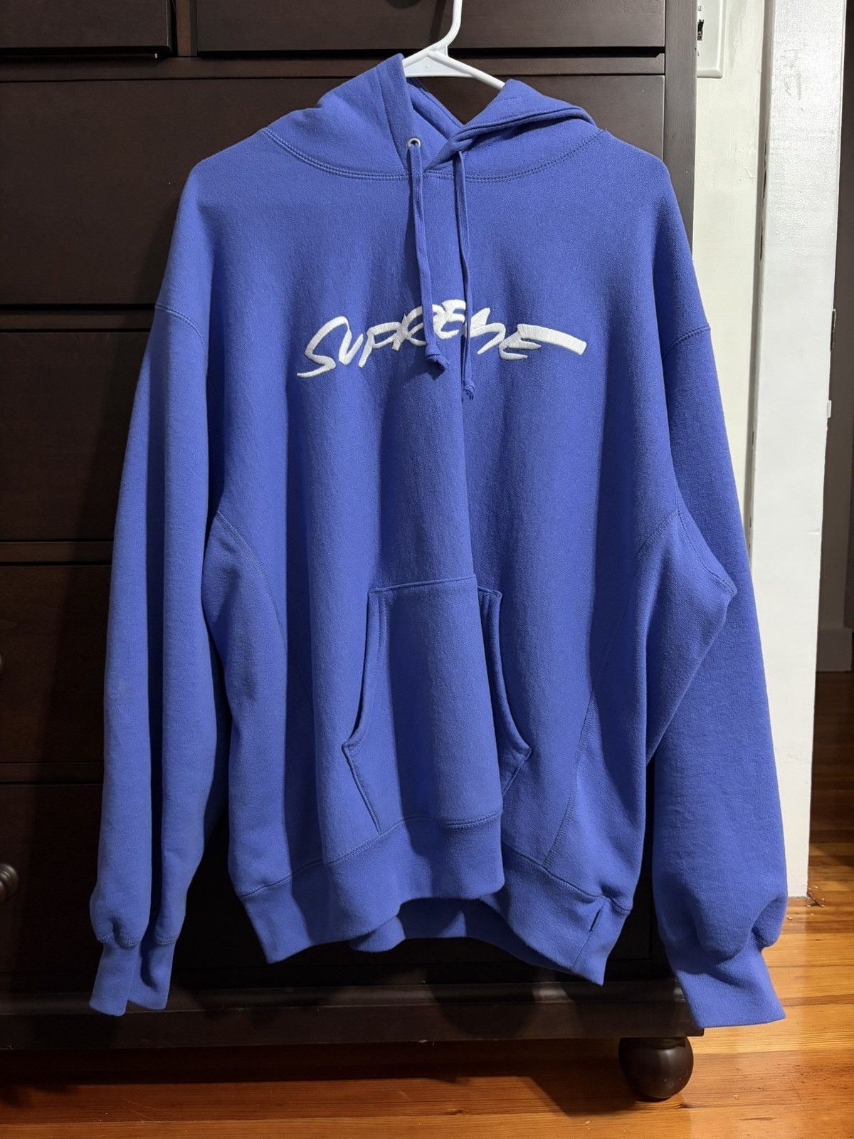 Supreme futura logo