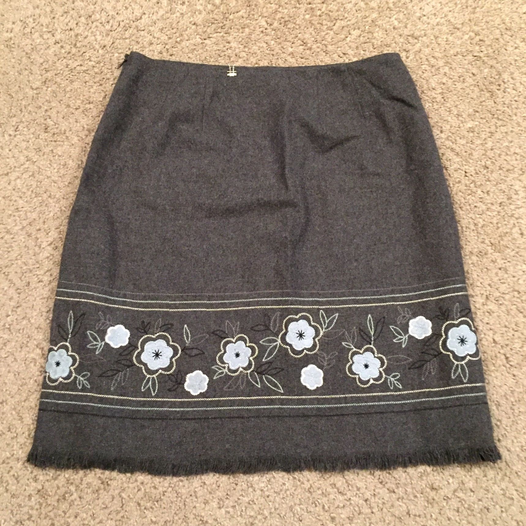Vintage Dressbarn Skirt Knee Length Gray Floral Embroidered Lined Wool Blend Size 10 Women Fashion Dressbarn Shirt No*/ Size 32" / US 10 / IT 46 - 6 Thumbnail