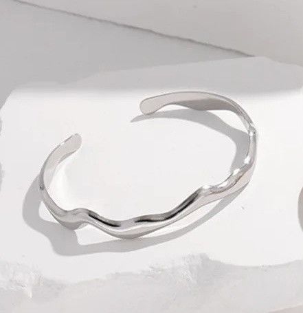 Jewelry Wavy C-Shape Cuff Bangle Bracelet Size ONE SIZE - 1 Thumbnail