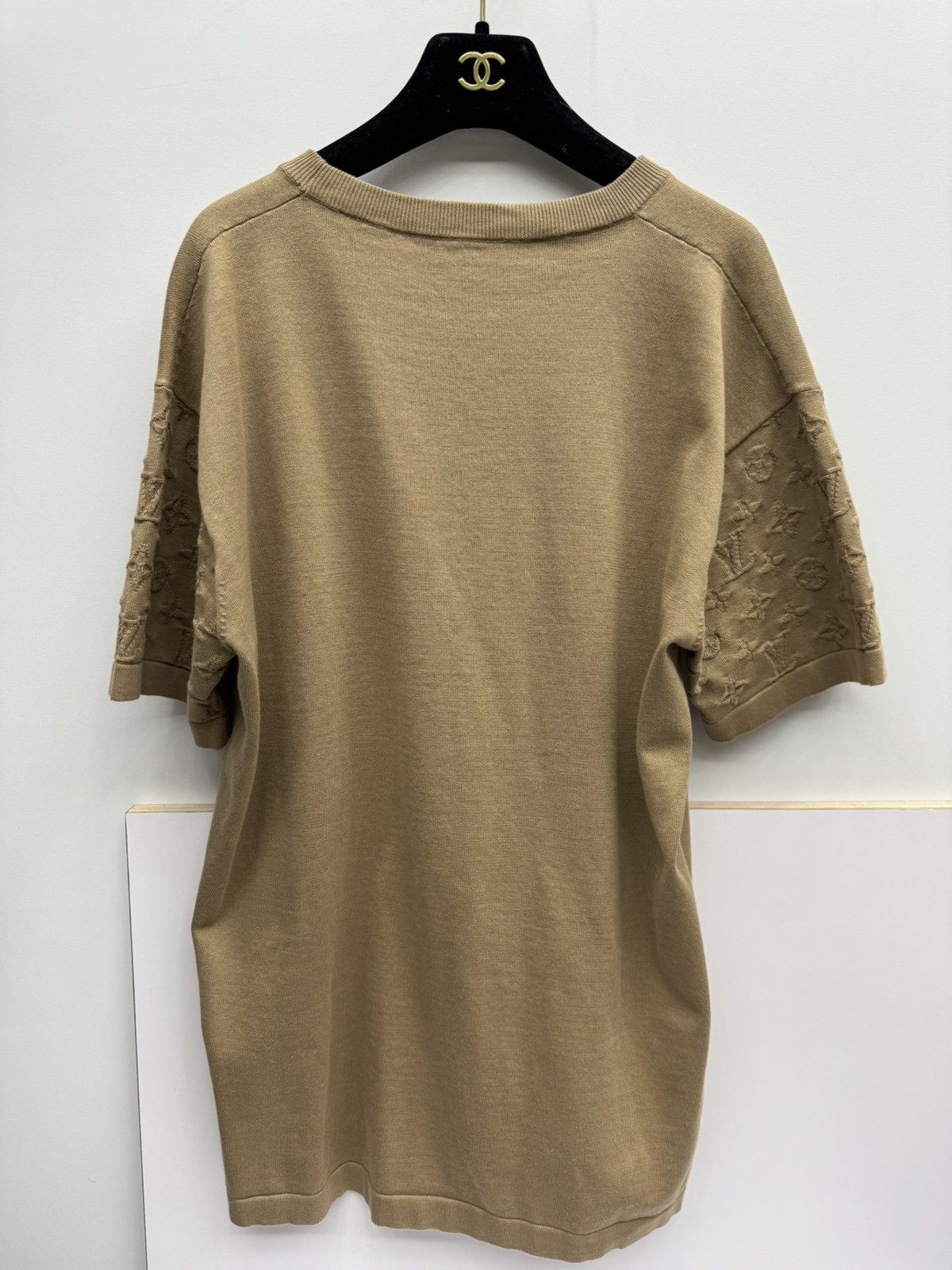 Louis Vuitton Louis Vuitton 24ss brown sleeve embossed logo tee Size US M / EU 48-50 / 2 - 2 Thumbnail