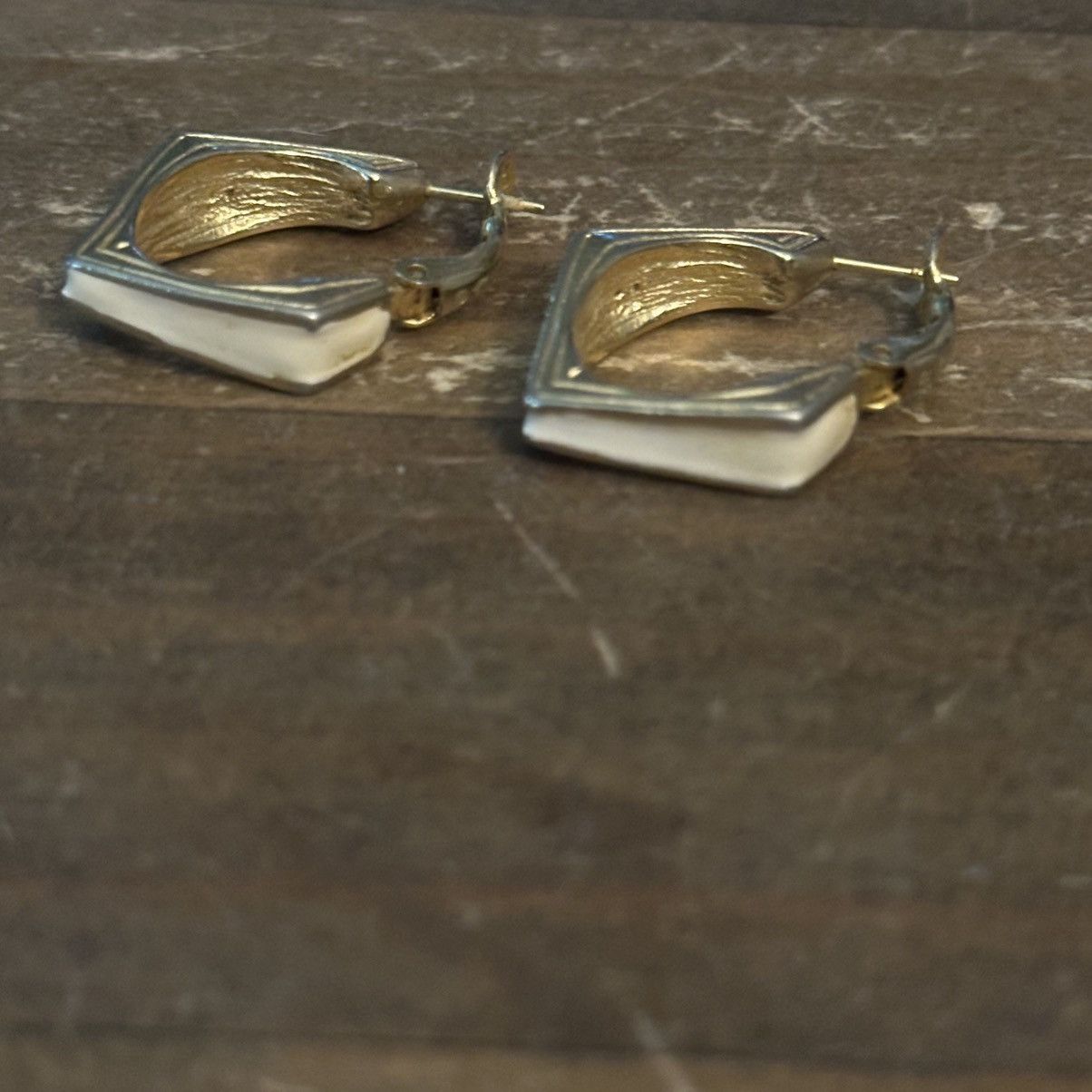 Other × Vintage Vintage Goldette cream enamel pointed hoop earrings Size ONE SIZE - 5 Thumbnail