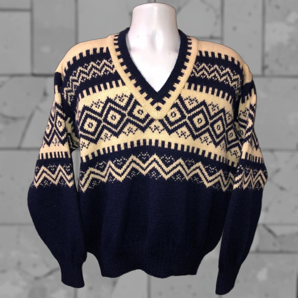 Vintage A Nansen Knitwear Mens NORWEIGN MADE Wool V-Neck Sweater 23.5 Inch Armpit Size US L / EU 52-54 / 3 - 1 Thumbnail
