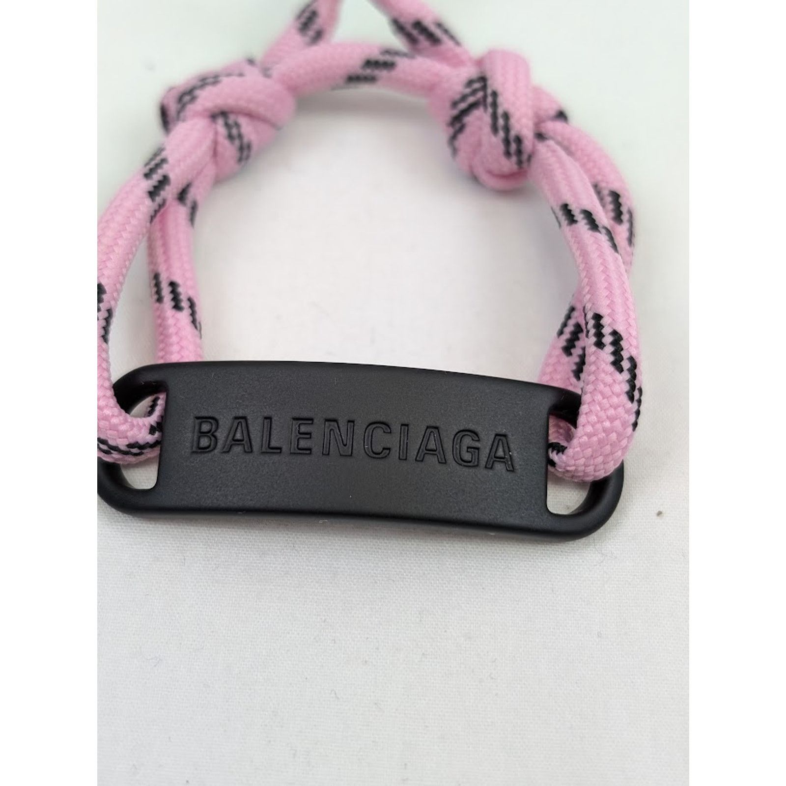 o1rshd1 Size: OS / Plate Bracelet in Pink/Black