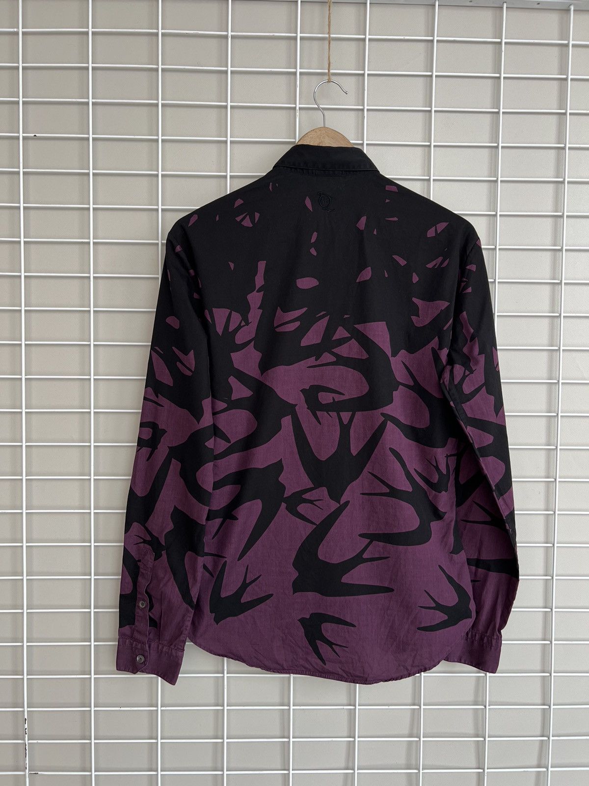 Alexander McQueen Alexander McQueen Swallow Bard Button Shirt Size IT46 or S Size US S / EU 44-46 / 1 - 7 Thumbnail