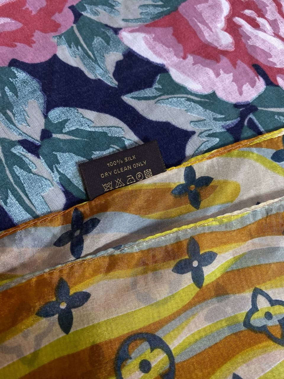Louis Vuitton Louis Vuitton Multicolor Silk Geometric Shawl Scarf . Size ONE SIZE - 6 Thumbnail
