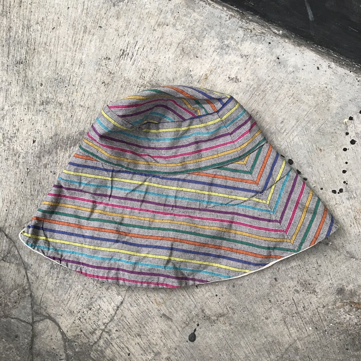 Solid & Striped Indonesia map art. Reversible buckets hat Size ONE SIZE - 14 Thumbnail