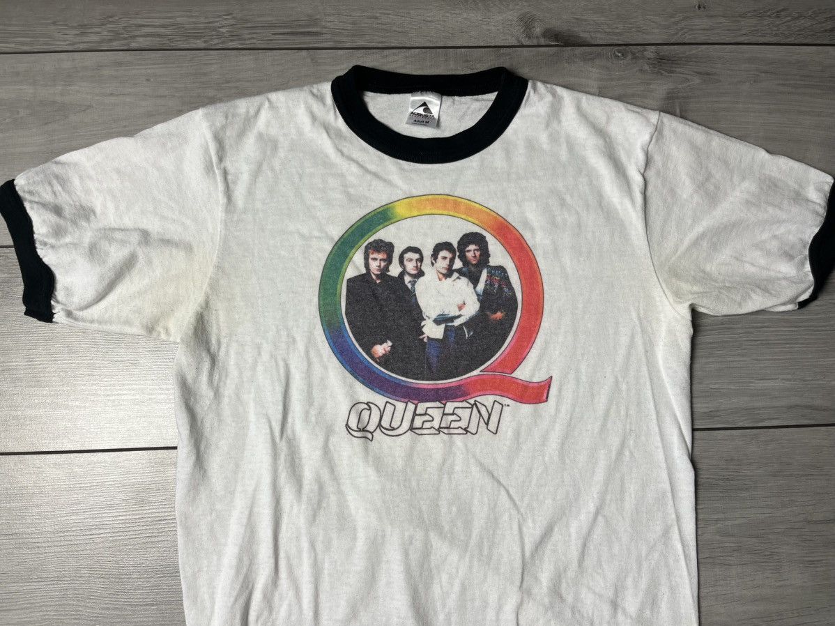 Band Tees Queen rainbow Tshirt rock size Medium Size US M / EU 48-50 / 2 - 3 Thumbnail