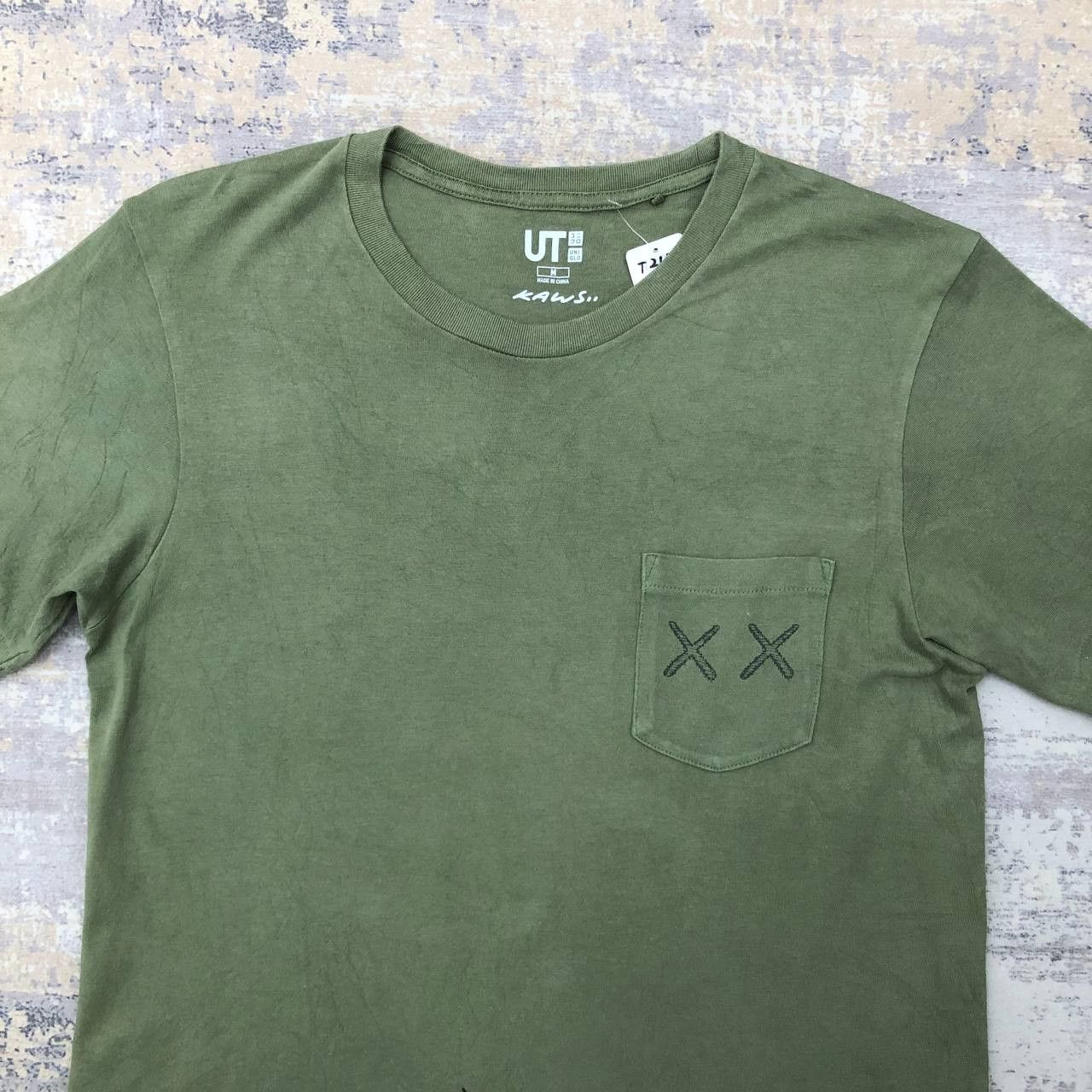 Kaws × Uniqlo T213 KAWS X UNIQLO TEE Size US M / EU 48-50 / 2 - 3 Thumbnail