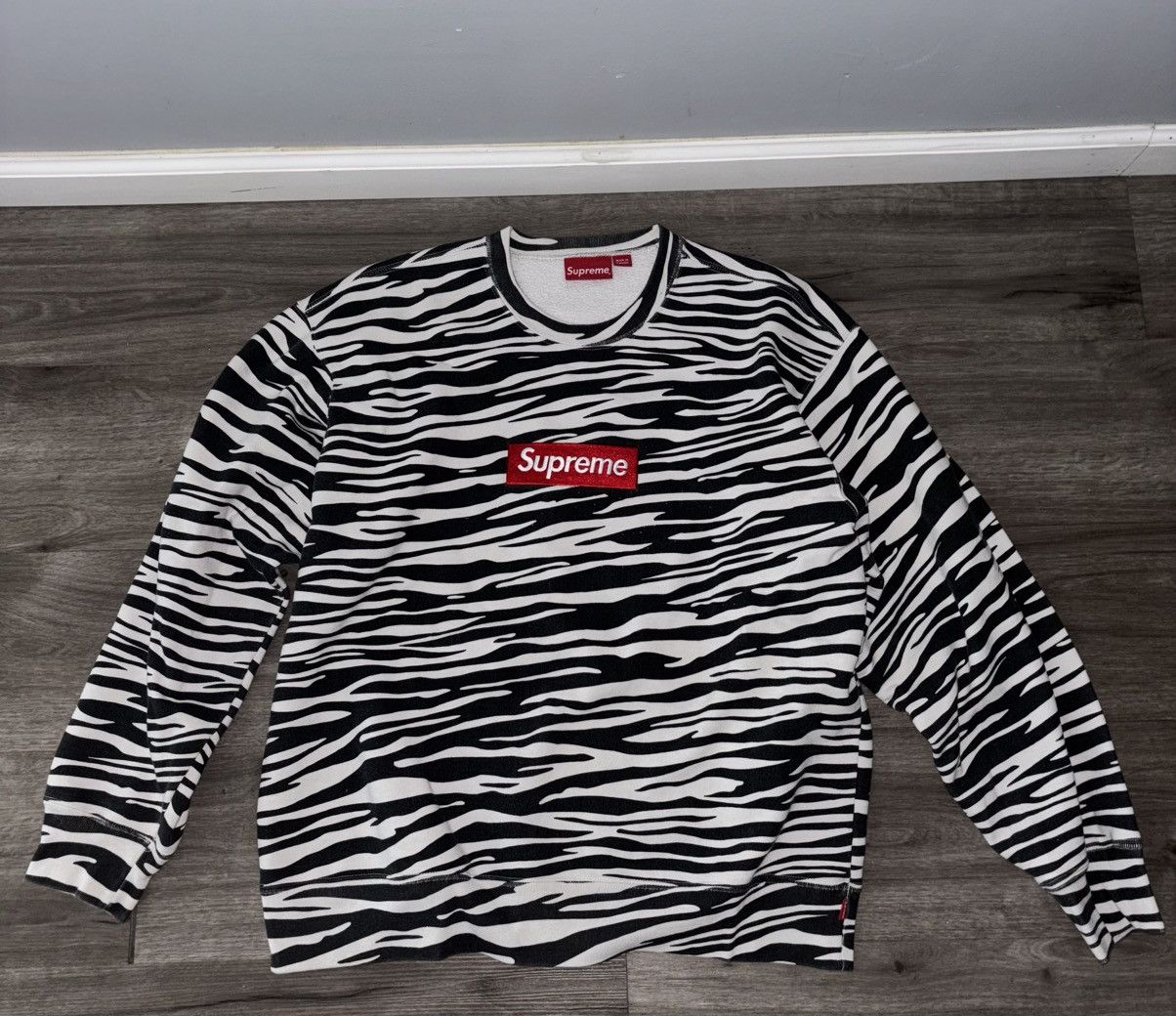 Supreme Supreme Box Logo Crewneck (Zebra Colorway) Size US L / EU 52-54 / 3 - 1 Thumbnail