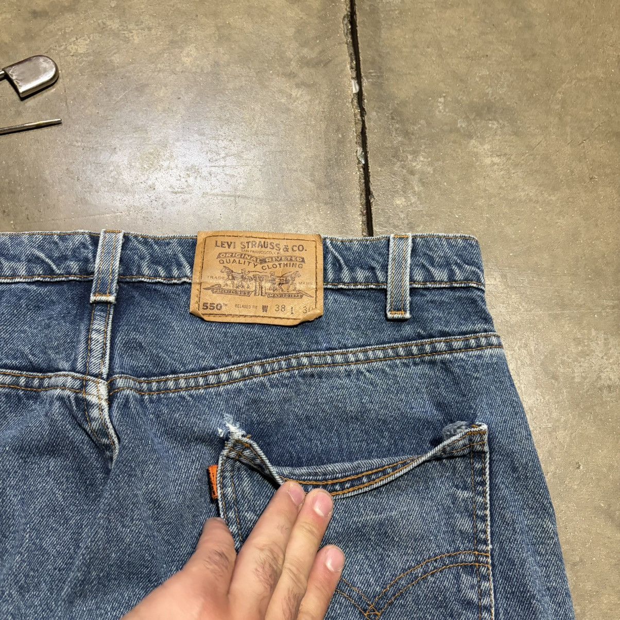 Levi's Vintage Levis 550 Orange Tab Jeans Relaxed Fit Denim 90s USA Size US 38 / EU 54 - 13 Thumbnail