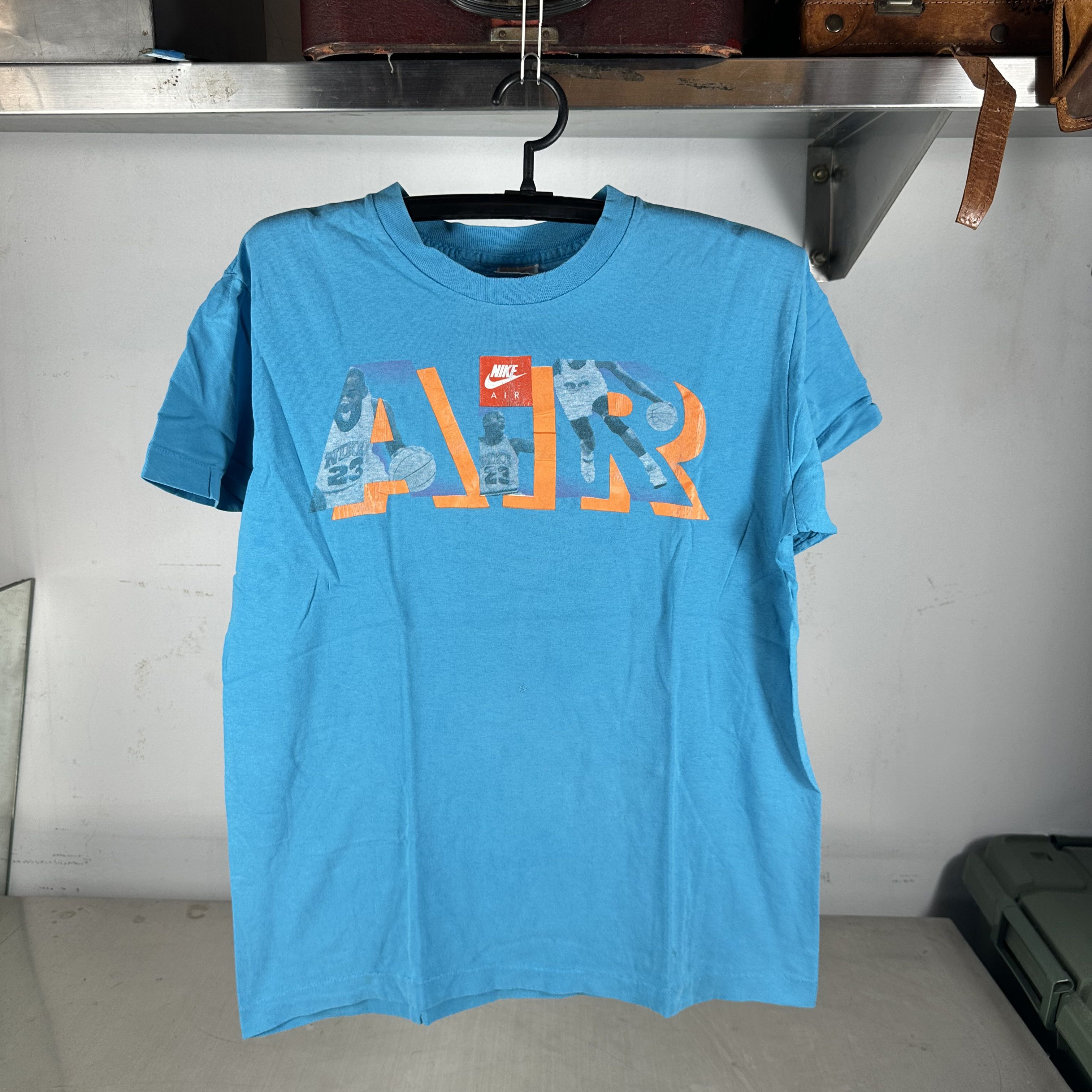 Vintage Vintage 90s Nike Air Michael Jordan Basketball T-shirt Size US L / EU 52-54 / 3 - 1 Thumbnail