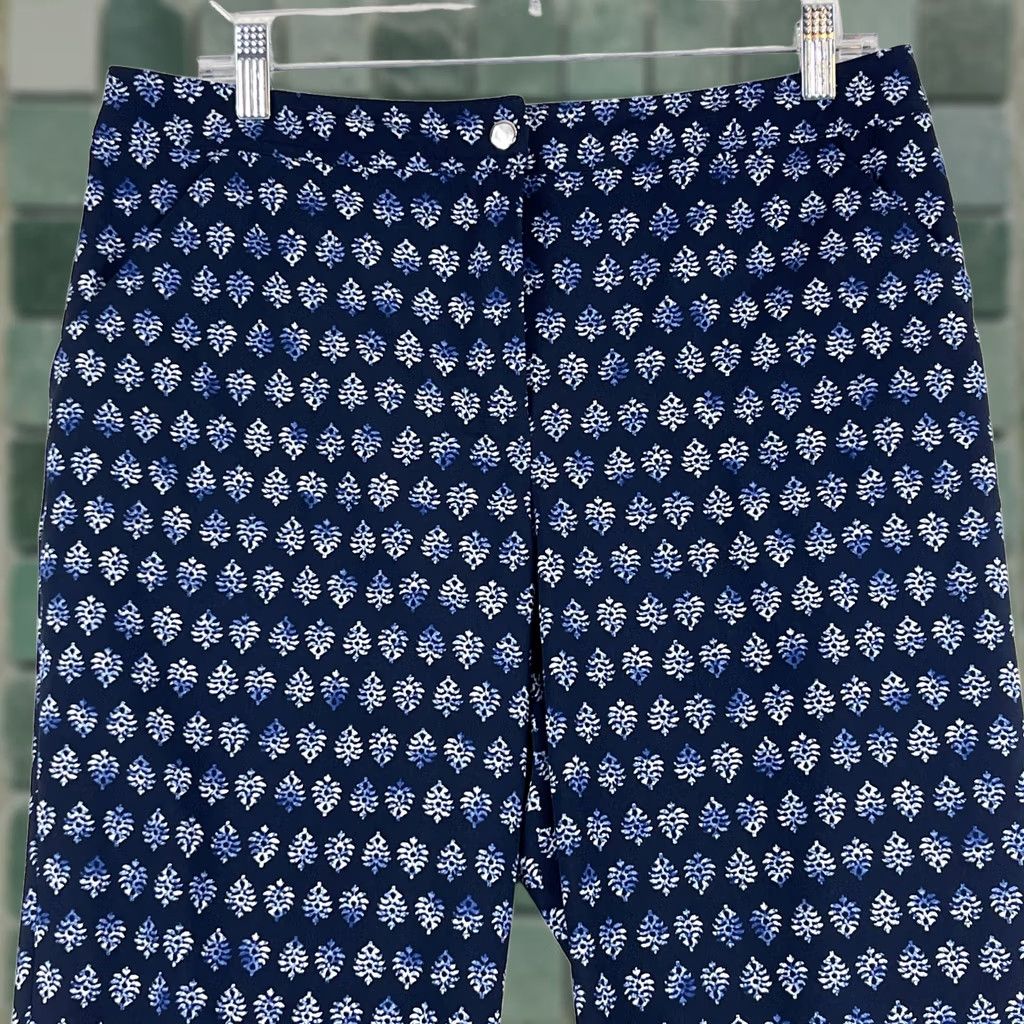 Vintage Chico's Zynergy Blue Leaf Print Cropped Pants Womens Medium Straight Leg Inseam 21.5in Front Flat Front Casual N/A Size 32" / US 10 / IT 46 - 1 Thumbnail