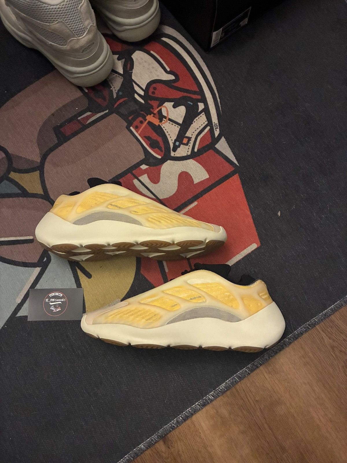 Yeezy Yeezy 700 mono safflower Size US 9 / EU 42 - 2 Thumbnail