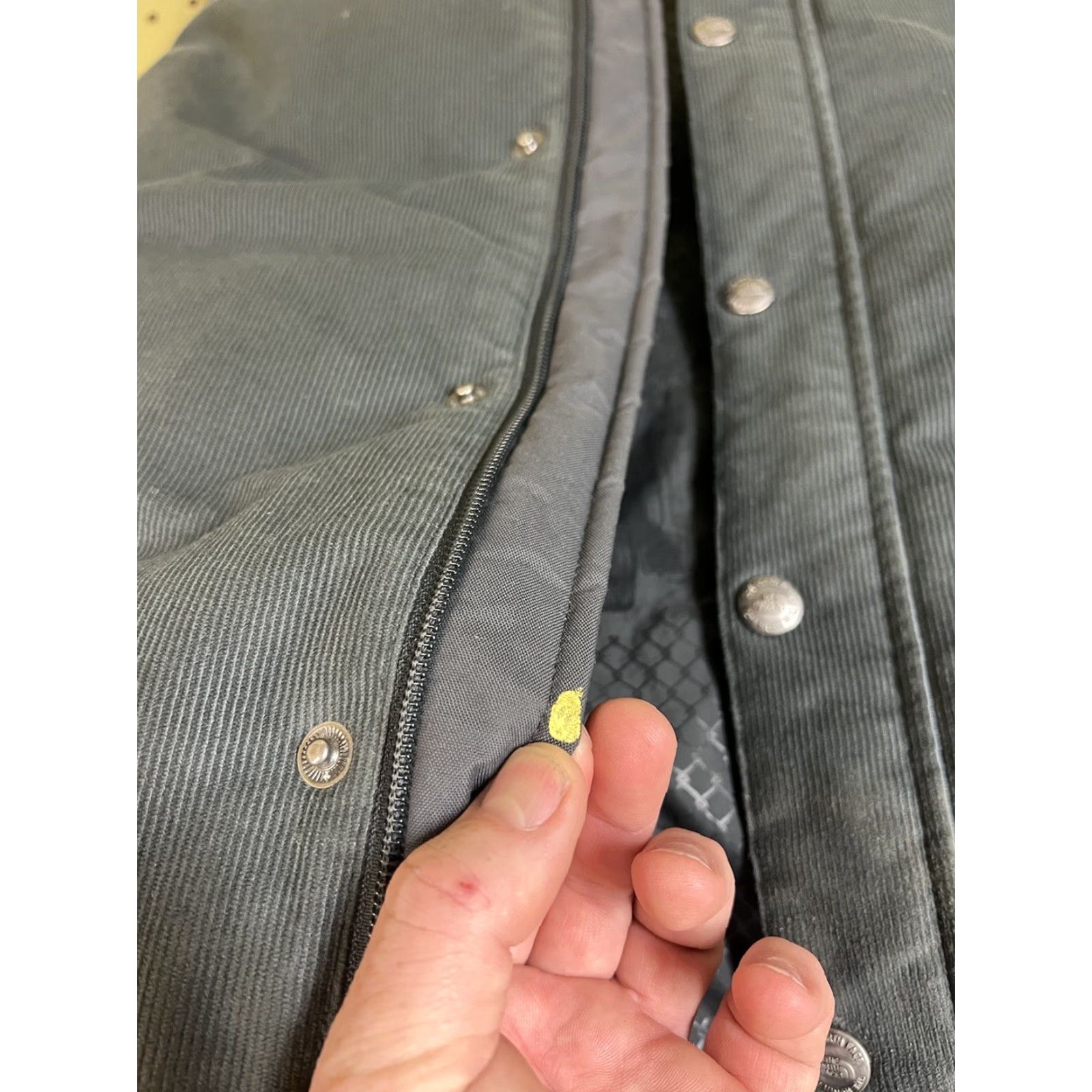 The North Face The North Face Vest Mens Medium Full Zip Corduroy Down 550 Puffy Ski Gray Size US M / EU 48-50 / 2 - 4 Thumbnail
