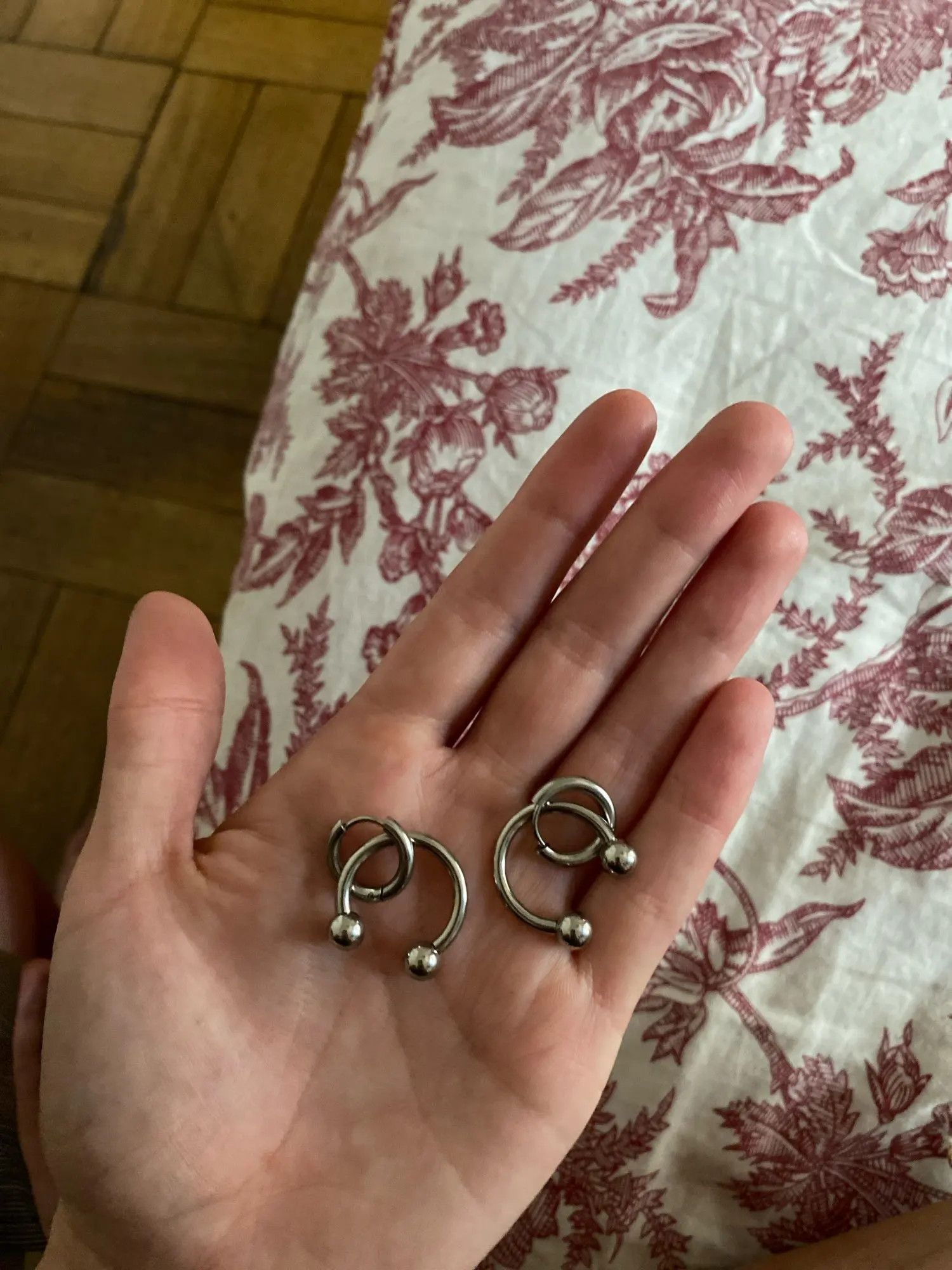 Jewelry A Pair of Horseshoe Round Beads Hollow Steel Earrings Size ONE SIZE - 4 Thumbnail