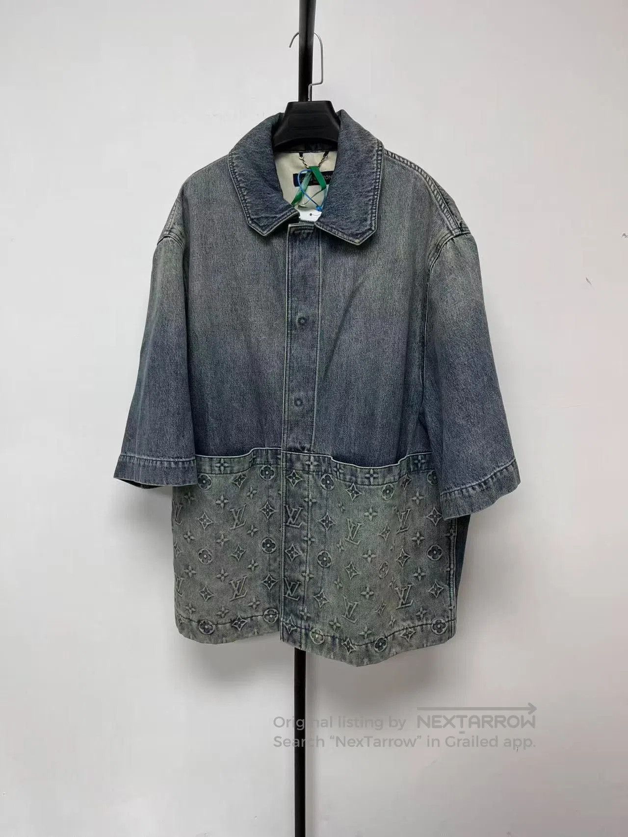 Louis Vuitton Louis Vuitton Logo Embossed Short-Sleeve Shirt. Size US XL / EU 56 / 4 - 1 Thumbnail