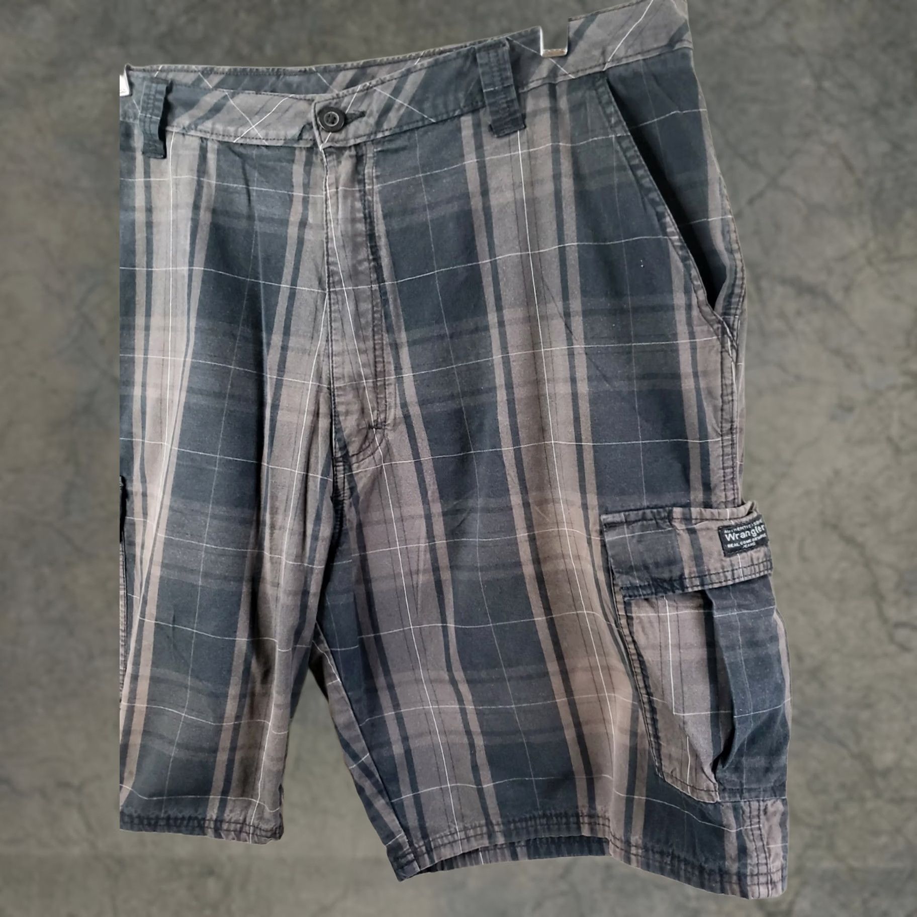 Wrangler Wrangler Men's 40 Flat-Front Relax Comfort-Fit Cargo Shorts Black Brown Plaid Size US 40 / EU 56 - 1 Thumbnail