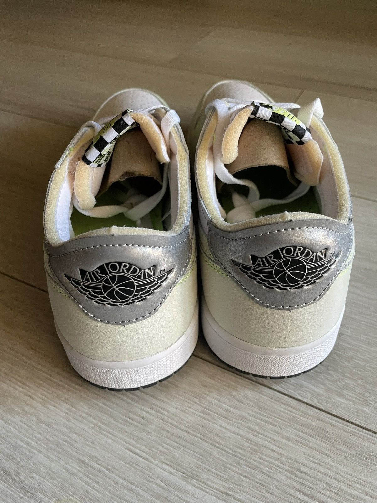 Jordan Brand Jordan 1 low ghost green Size US 9.5 / EU 42-43 - 4 Thumbnail