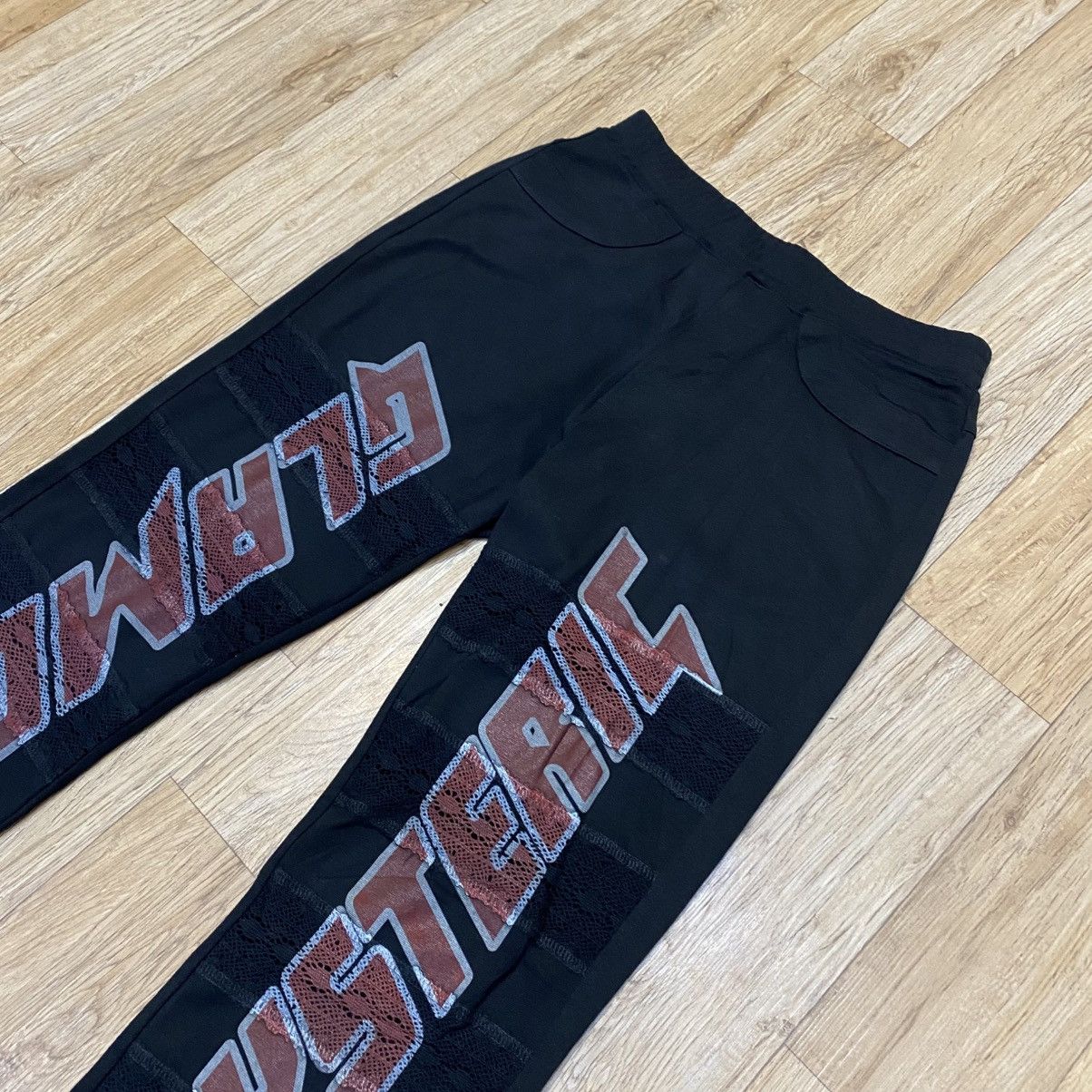 Hysteric Glamour 2000s Hysteric Glamour Logo Print Flared Sweats Pants Size 26" / US 2 / IT 38 - 2 Thumbnail
