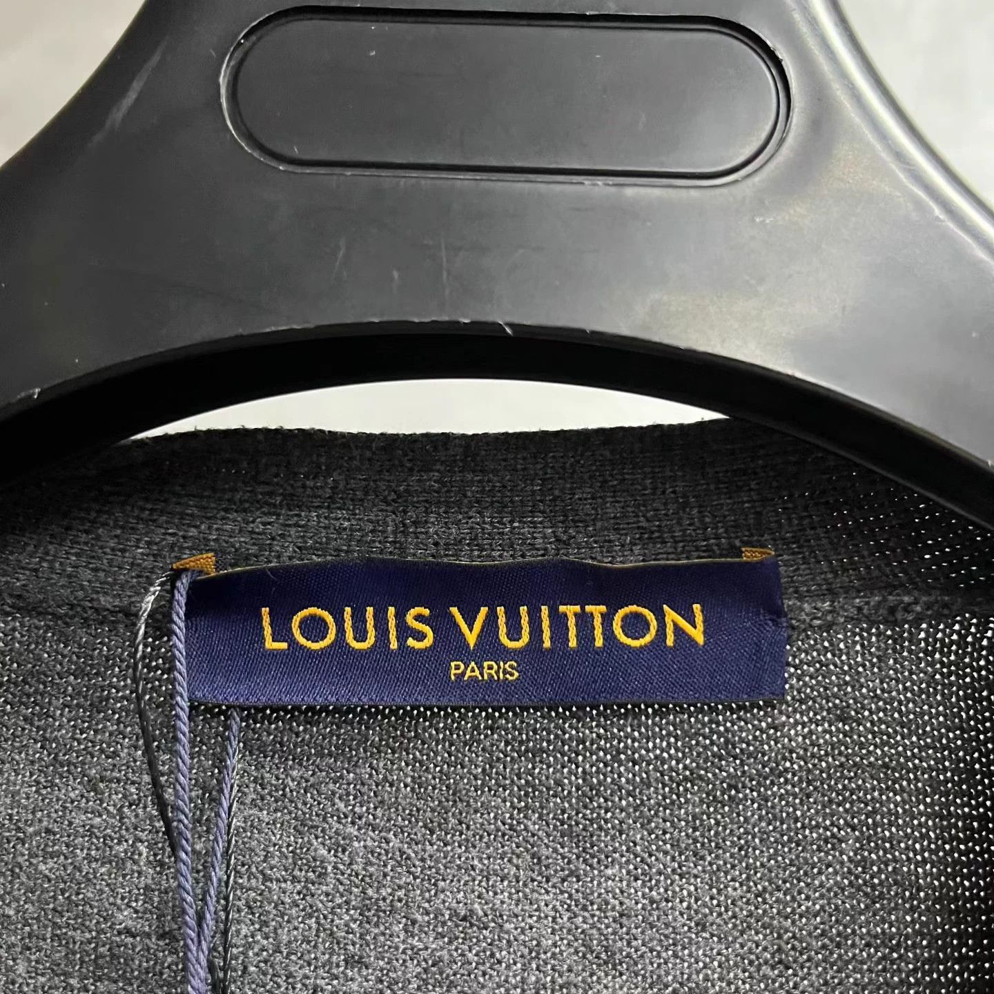 Louis Vuitton Louis Vuitton Grey Logo Patch V-Neck Knit Sweater M Size US M / EU 48-50 / 2 - 5 Thumbnail