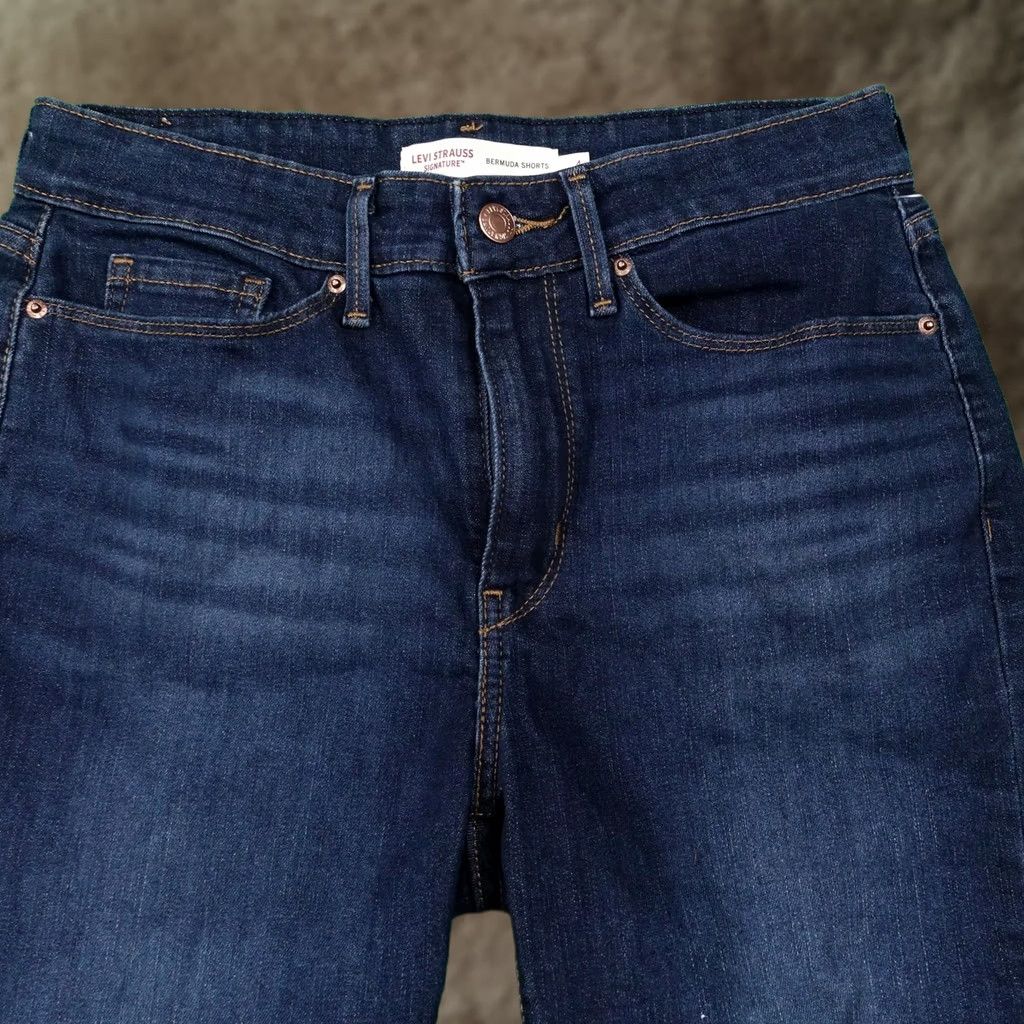 Vintage Levi Strauss Signature Bermuda Shorts Womens Size 4 Blue Denim 28 Waist 9 Inseam Size 27" / US 4 / IT 40 - 1 Thumbnail