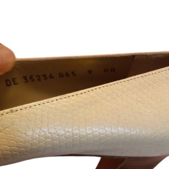 Salvatore Ferragamo Ferragamo Size 9 AA Beige Leather Pumps Wooden Heels Womens Size US 9 / IT 39 - 6 Thumbnail