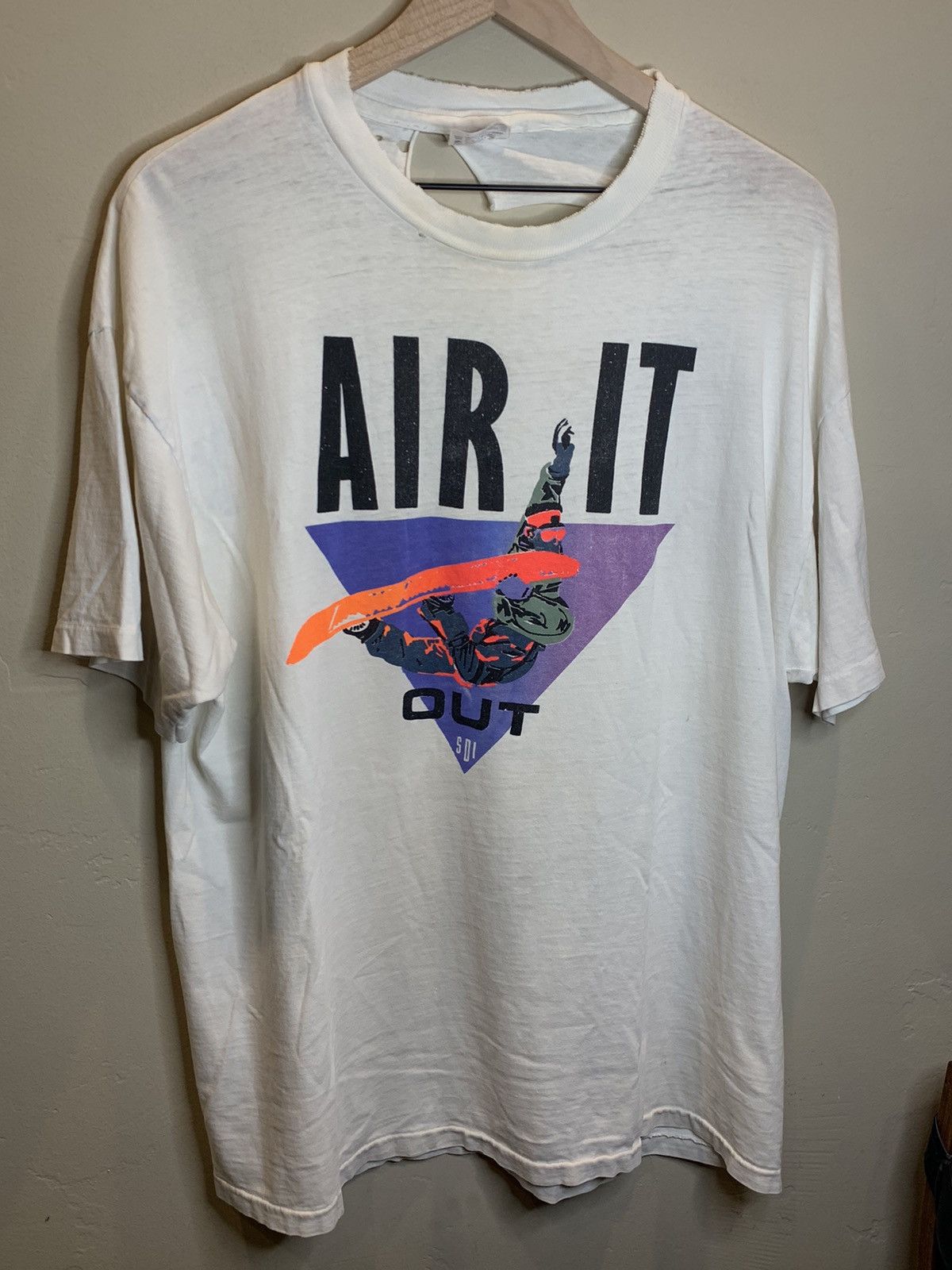 image of Art x Made In USA Vintage 1980S Air It Out Snowboard Copper Mtn T-Shirt in White, Men's (Size XL)