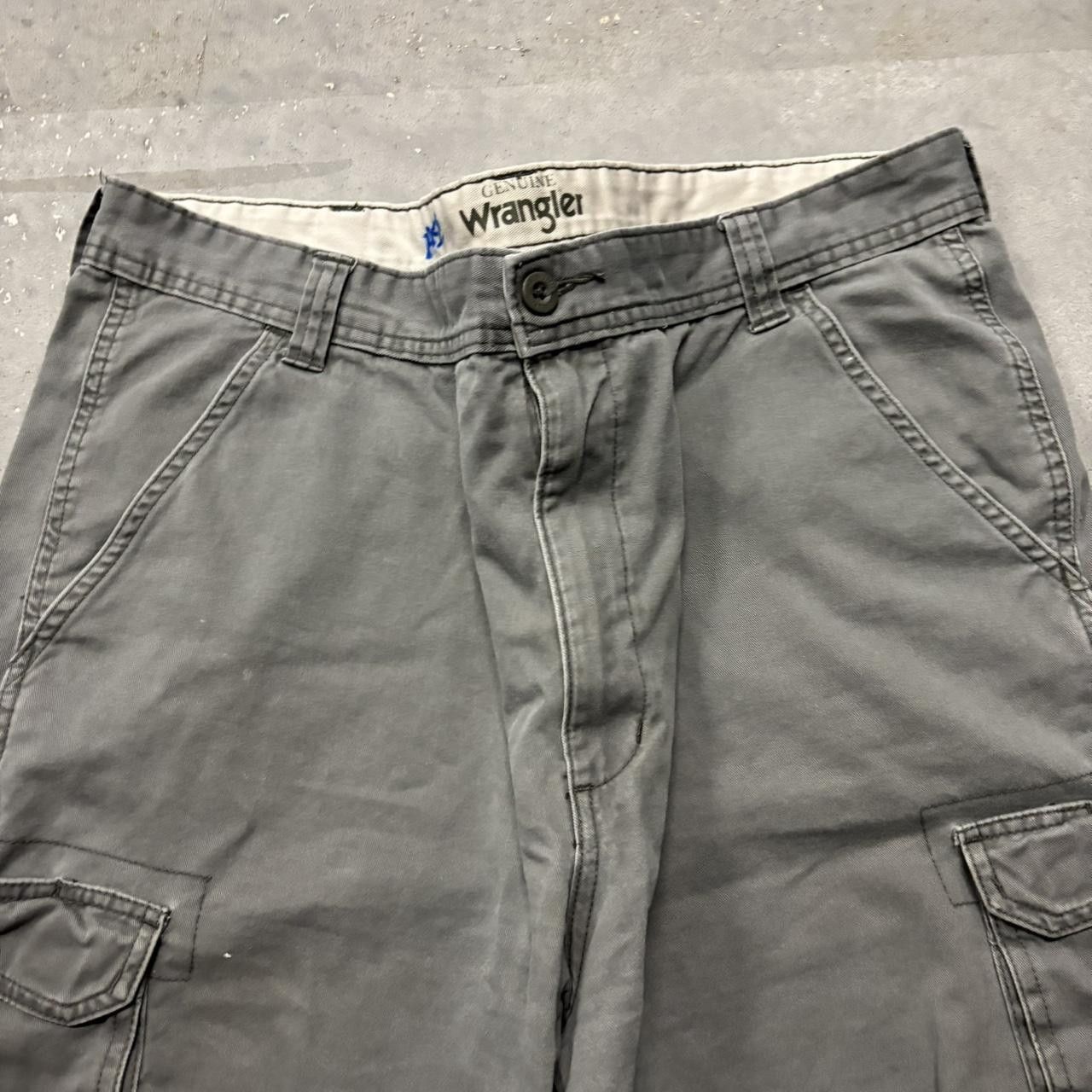 Japanese Brand × Vintage Crazy Vintage Y2K/2000s Baggy Grey Streetwear Skater Style Cargo Shorts! Size US 38 / EU 54 - 2 Thumbnail