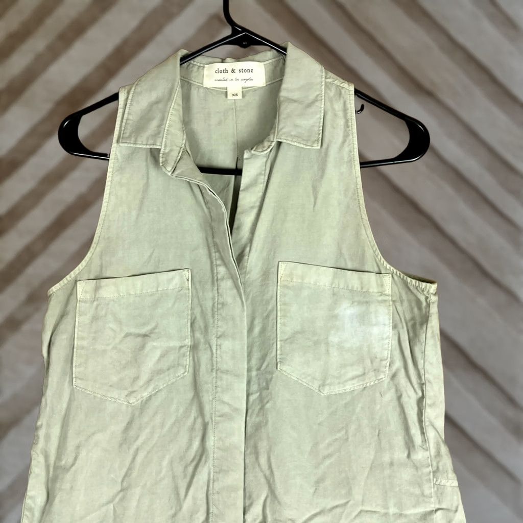 Anthropologie Cloth & Stone Womens Shirt Green Sleeveless Button-Down VNeck XS Size XS / US 0-2 / IT 36-38 - 1 Thumbnail